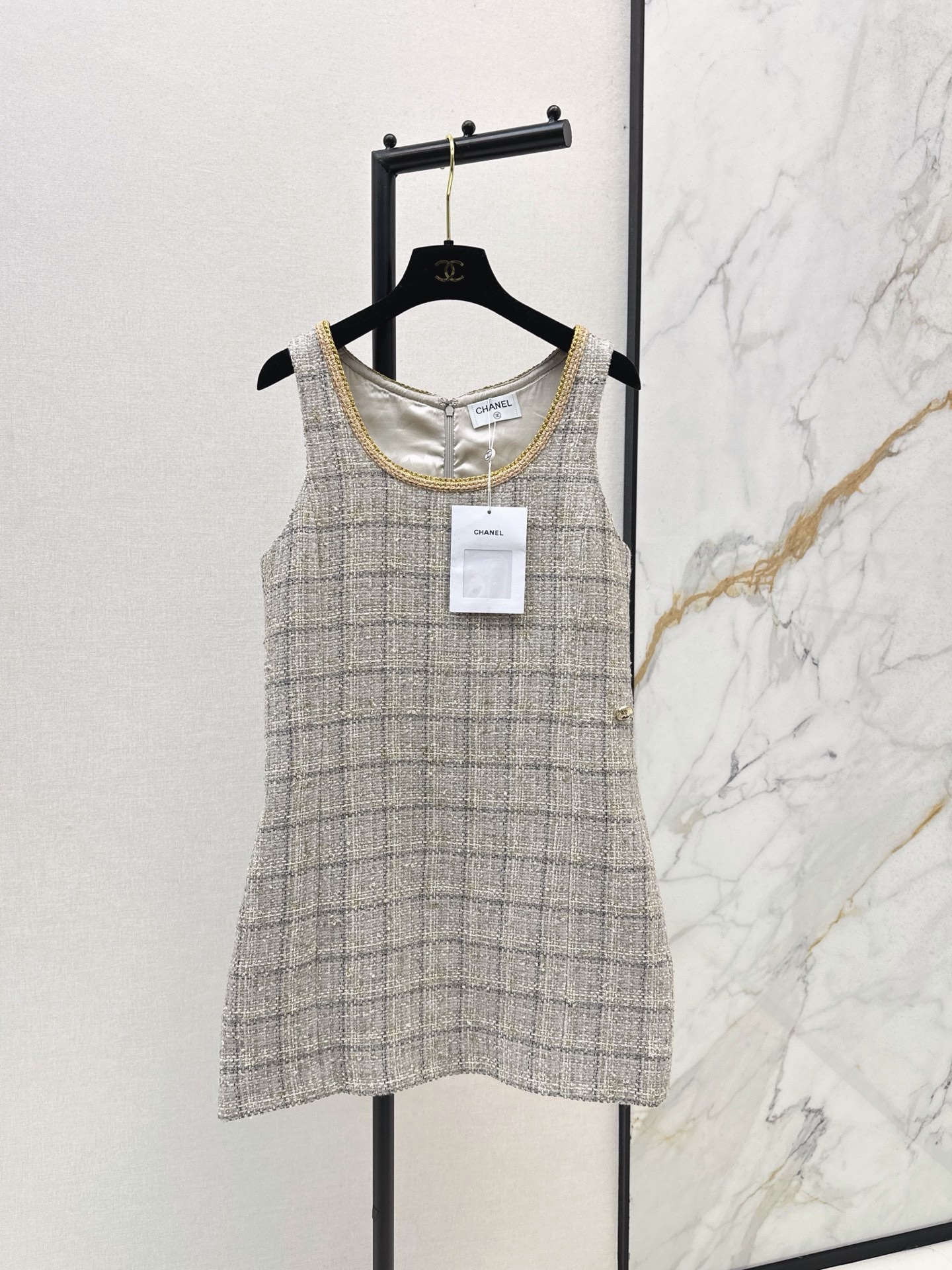 NO:908926,The same style as Korean star YoonA, C Home 26Ss————The latest sleeveless woven dress for autumn and winter, woven fabric developed by yb, elegant lady style, customized buttons, full of high-end sense, pocket decoration design ~ proper ladylike temperament on the upper body ~ brings aura with the same color jacket. One color ready for sale sml,, chanel, skirts, jackets & coats,19860909韩星允儿同款 C家 26Ss————秋冬最新款无袖编织连衣裙yb开发编织面料 气质名媛风 定制纽扣 满满的高级感 口袋装饰设计 ～上身妥妥的名媛气质风～搭配同款色系外套自带光环 一色现货发售sml,,chanel,skirts,jackets & coats,,Women's clothing