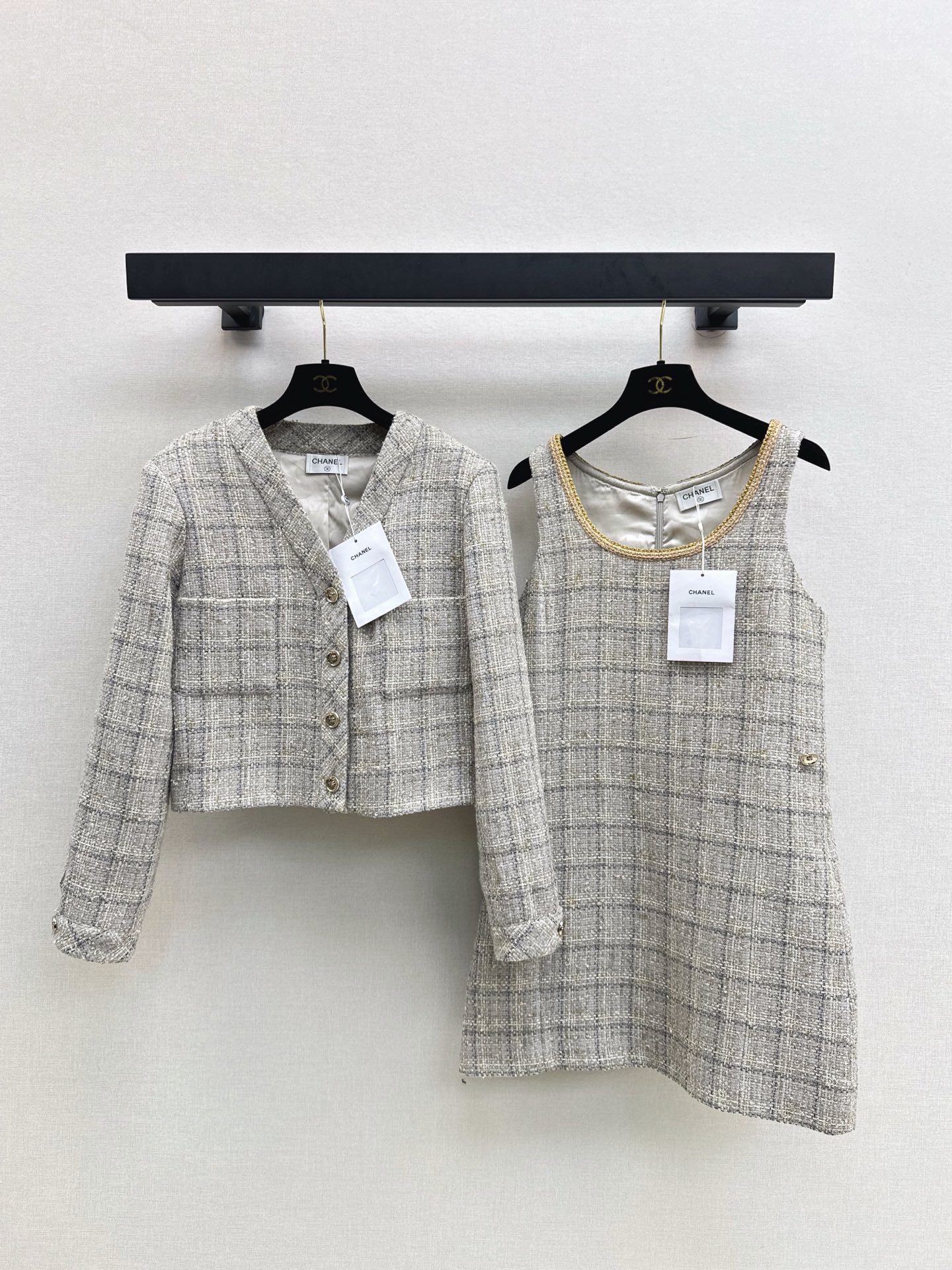 NO:908922,The same style as the catwalk, C Home 26Ss - the latest V-neck woven jacket for autumn and winter, woven fabric developed by yb. It has its own high-end color system. The retro version is very elegant and generous ~ the waist-length version better modifies the body proportions!  Suitable for daily use in party occasions. Recommended matching set. Available in stock in one color, sml, chanel, jackets & coats,19860909走秀同款 C家 26Ss———秋冬最新款V领编织外套yb开发编织面料 自带高级感的色系 复古的版型剪裁非常优雅大方～齐腰版型更好的修饰身材比例！聚会场合日常都可驾驭 推荐一套搭配 一色现货发售sml,,chanel,jackets & coats,,Women's clothing