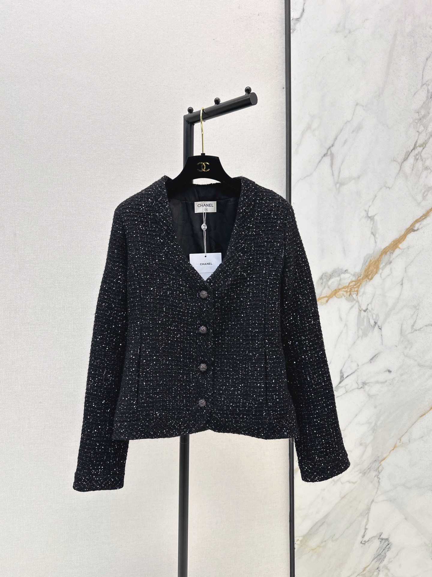 NO:908918,C Home 26Ss - the latest style of small fragrant woven slub tweed jacket in autumn and winter. The beautiful high-grade woven fabric is super beautiful in real life. The three-dimensional texture is full of exquisiteness. The upper body has a noble temperament. The U-neck cut + three-dimensional waist cut are slim and practical. The French lady style is elegant and high-end. A must-have for rich families. One color ready for sale sml,, chanel, jackets & coats,19860909C家 26Ss———秋冬最新款小香风编织粗纺花呢外套 绝美高级编织面料实物超美 立体肌理感精致感满满 上身自带一种高贵气质 U领剪裁+立体收腰剪裁版型巨显瘦 实穿度高颜值也更高 法式名媛风优雅又高级 富家千金必备 一色现货发售sml,,chanel,jackets & coats,,Women's clothing