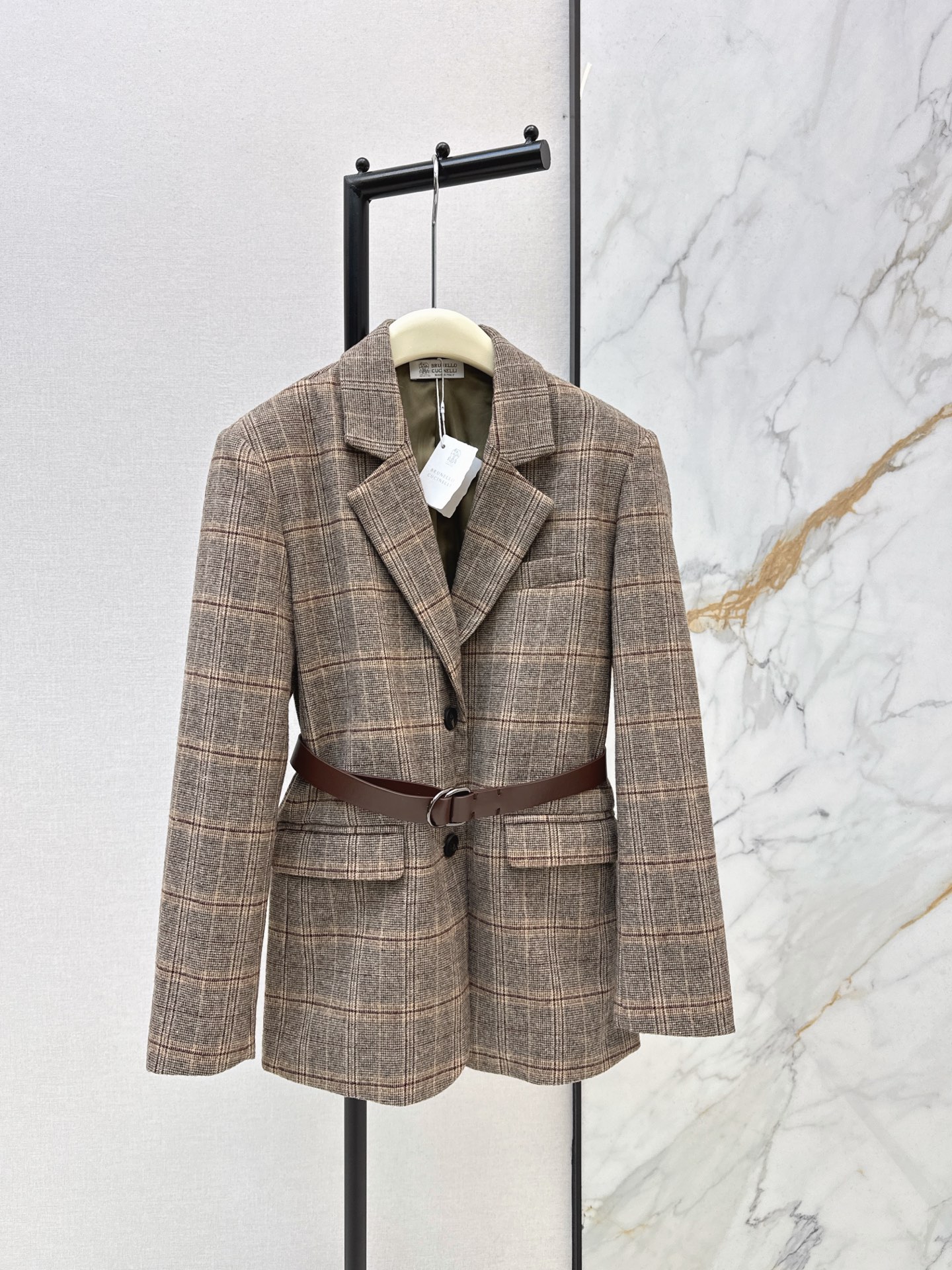 NO:908913,Bc 26Ss————The latest British retro temperament plaid suit jacket in autumn and winter, full of temperament. Whether it is a shopping party or an OL office worker, this one can be perfectly interpreted. The three-dimensional slim waist tailoring is a combination of capable and feminine. It is made of wool plaid fabric. The small belt also looks good when used with other clothes. One color ready for sale sml,, jackets & coats, business suit,19860909Bc 26Ss————秋冬最新款英伦复古气质格纹西装外套满分的气质感 不管是逛街聚会或者OL上班族 这一件都能完美诠释 立体修身收腰剪裁干练又不失柔美的相结合 采用羊毛格纹面料 小皮带用来搭配其他衣服也很好看 一色现货发售sml,,jackets & coats,business suit,,Women's clothing