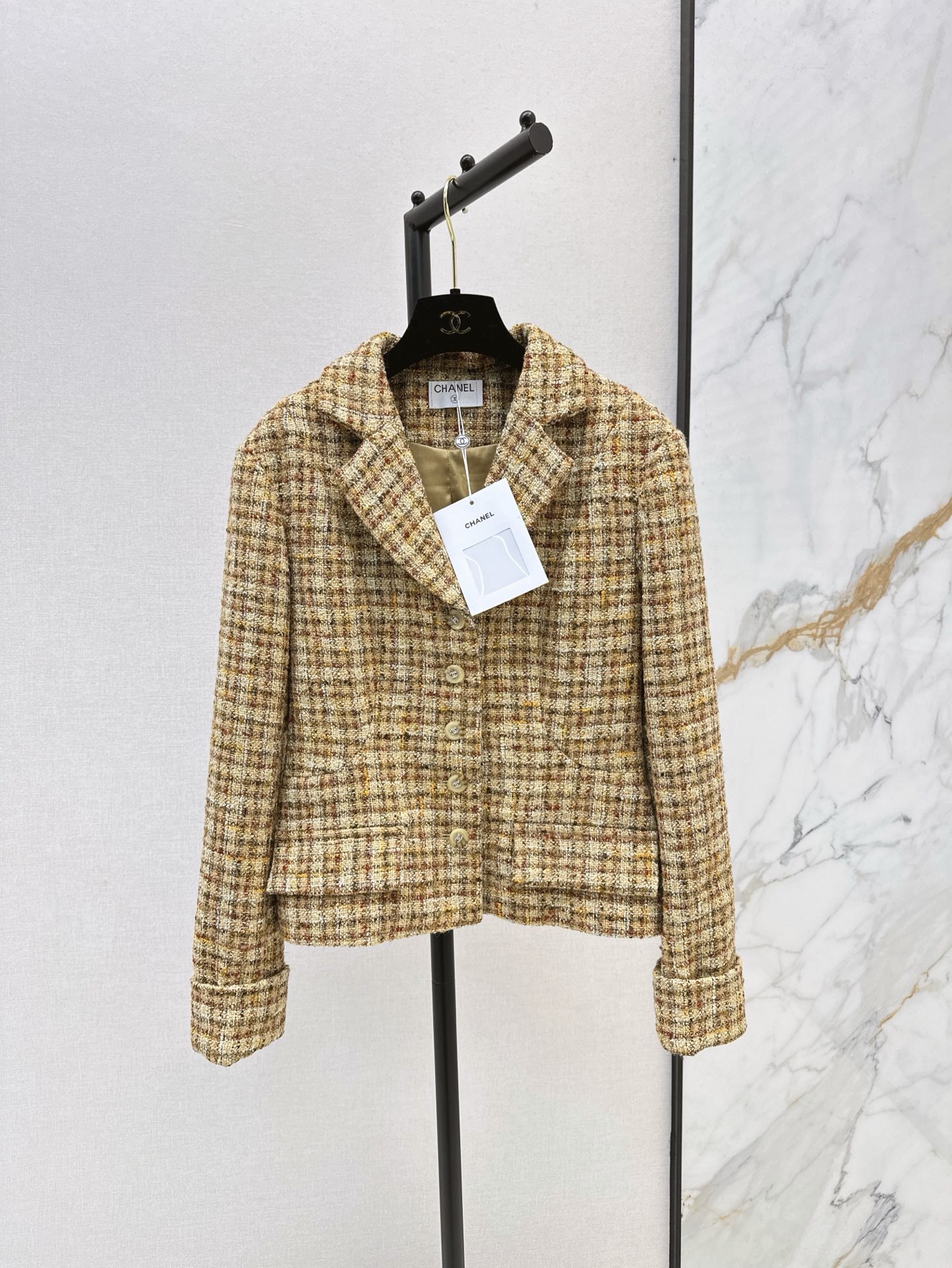 NO:908908,Exclusive debut of C Home 26Ss————The latest customized woven outer kit for autumn and winter is so high-end~~Weaved with multiple yarns, exquisite and luxurious!  Buttons are molded and customized ~ every detail is perfect. The classic V-neck modifies the neck line and the upper body is comfortable and neat. The slim fit always remains elegant and fashionable. Available in stock in one color, sml, chanel, jackets & coats,19860909独家首发 C家 26Ss————秋冬最新款定制编织外套件太高级了～～多种纱线编织 精美奢华！纽扣开模定制～每个细节都非常完美 经典V领修饰颈部线条上身舒适利落 修身版型时刻保持优雅时髦儿 一色现货发售sml,,chanel,jackets & coats,,Women's clothing