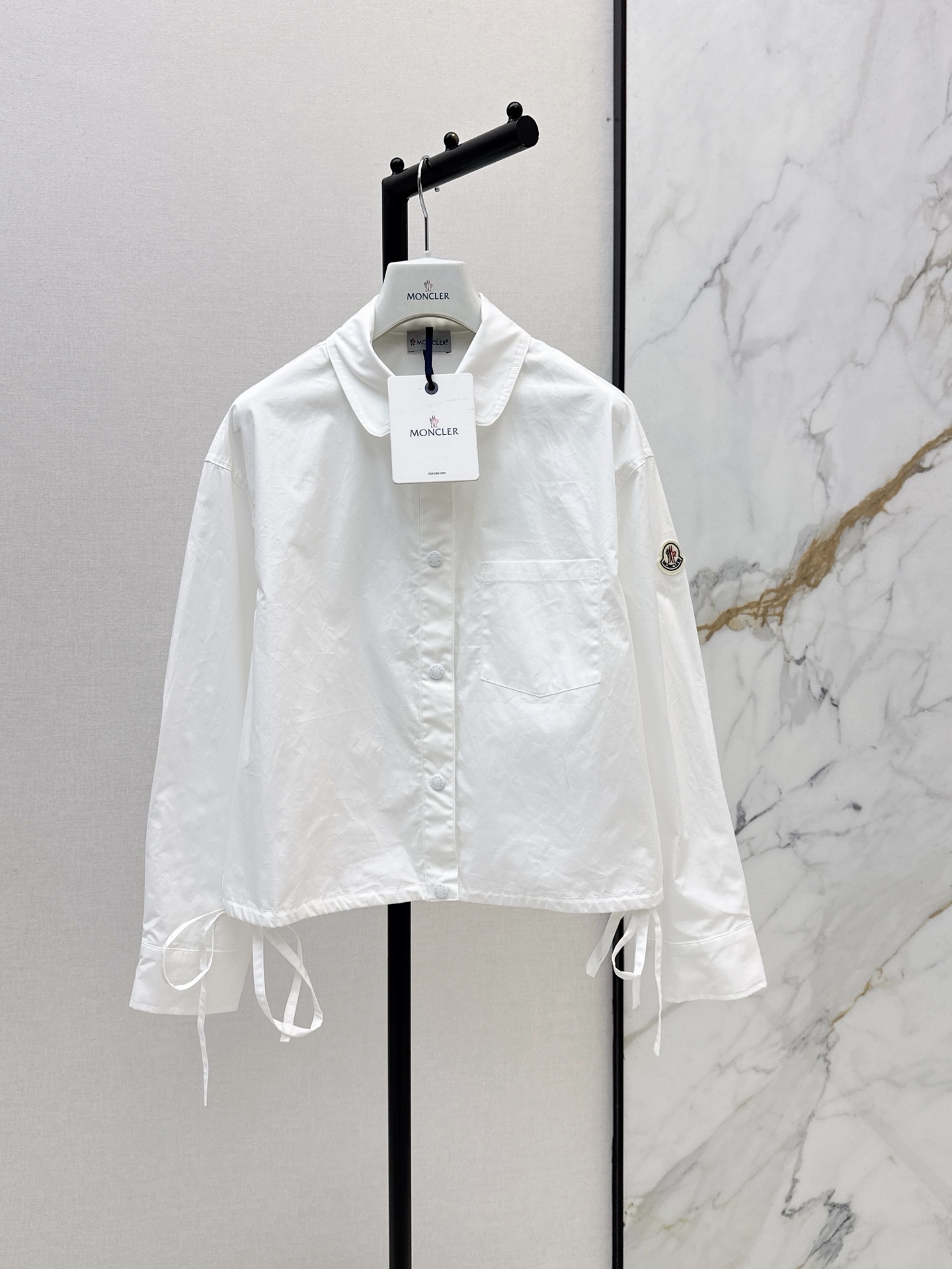 NO:908902,Mc 26Ss——Early autumn’s latest classic logo decoration drawstring doll lapel shirt logo embroidery decoration Customized cotton fabric is light, breathable and comfortable Super friendly for daily wear Short version versatile and casual You can switch between sweet and cool or elegant at will ~ you can easily control it for commuting, dating and shopping Two-color sml,, shirts,19860909Mc 26Ss————早秋最新款经典徽标装饰抽绳娃娃翻领衬衫徽标贴绣点缀 定制棉质面料轻薄透气舒适 日常穿搭超友好 短款版型百搭休闲 甜酷or优雅随心切换～通勤约会逛街都能轻松驾驭 两色sml,,shirts,,Women's clothing