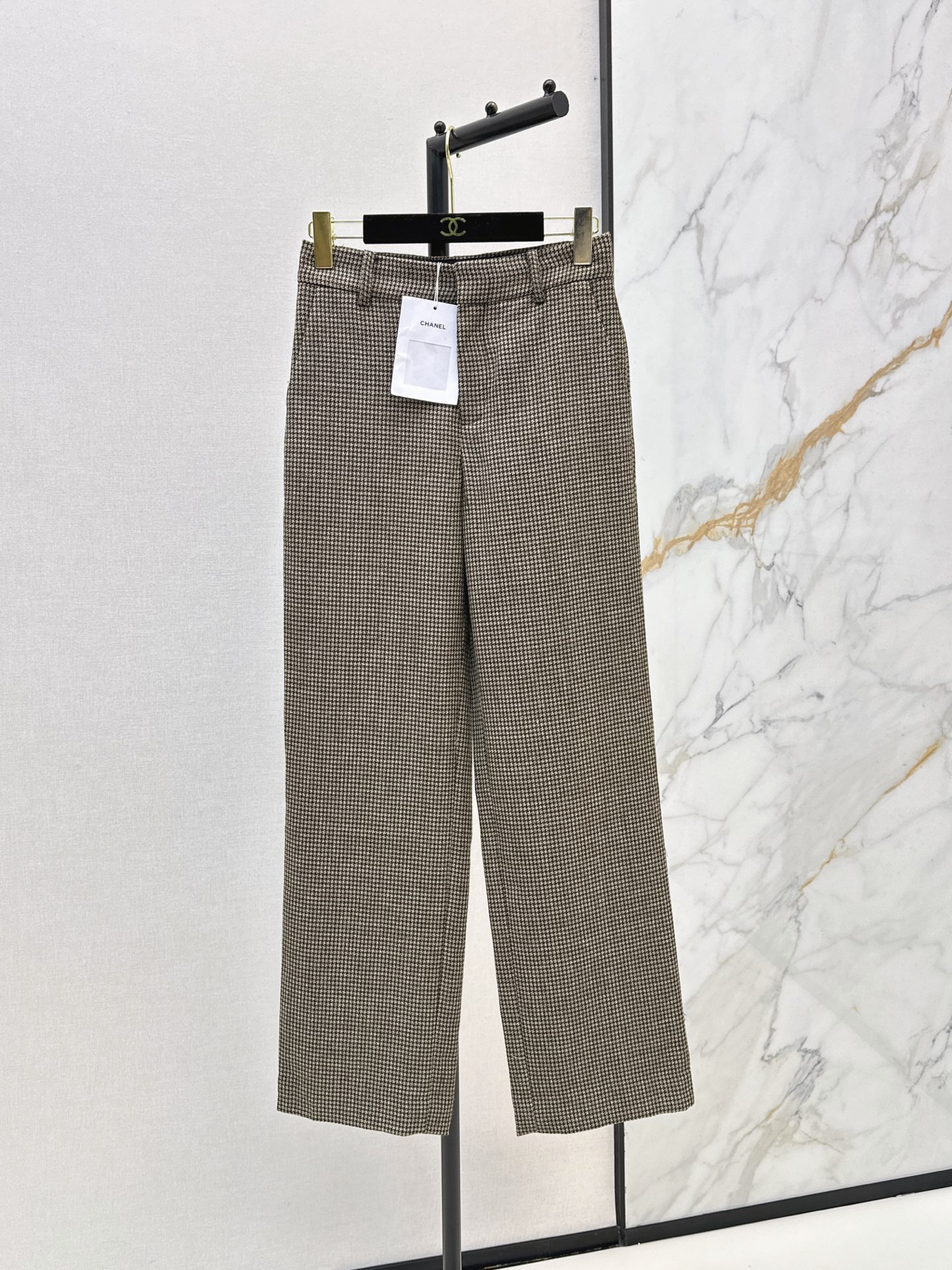 NO:908935,Jennie’s same style, C’s 26Ss——Early autumn’s latest retro houndstooth wool trousers with custom logo hemming and waist patching technology. Medium and high waist three-dimensional straight pants. The upper body looks slim and tall. Imported custom-made yarn-dyed wool fabric. Very wide and has a great texture. Recommended to match one color sml,,chanel,19860909Jennie同款 C家 26Ss————早秋最新款复古千鸟格羊毛西裤定制logo包边腰贴工艺 中高腰立体直筒裤型 上身显瘦又高挑 进口定制色织羊毛面料 挺阔质感超赞 推荐一套搭配 一色sml,,chanel,,Women's clothing