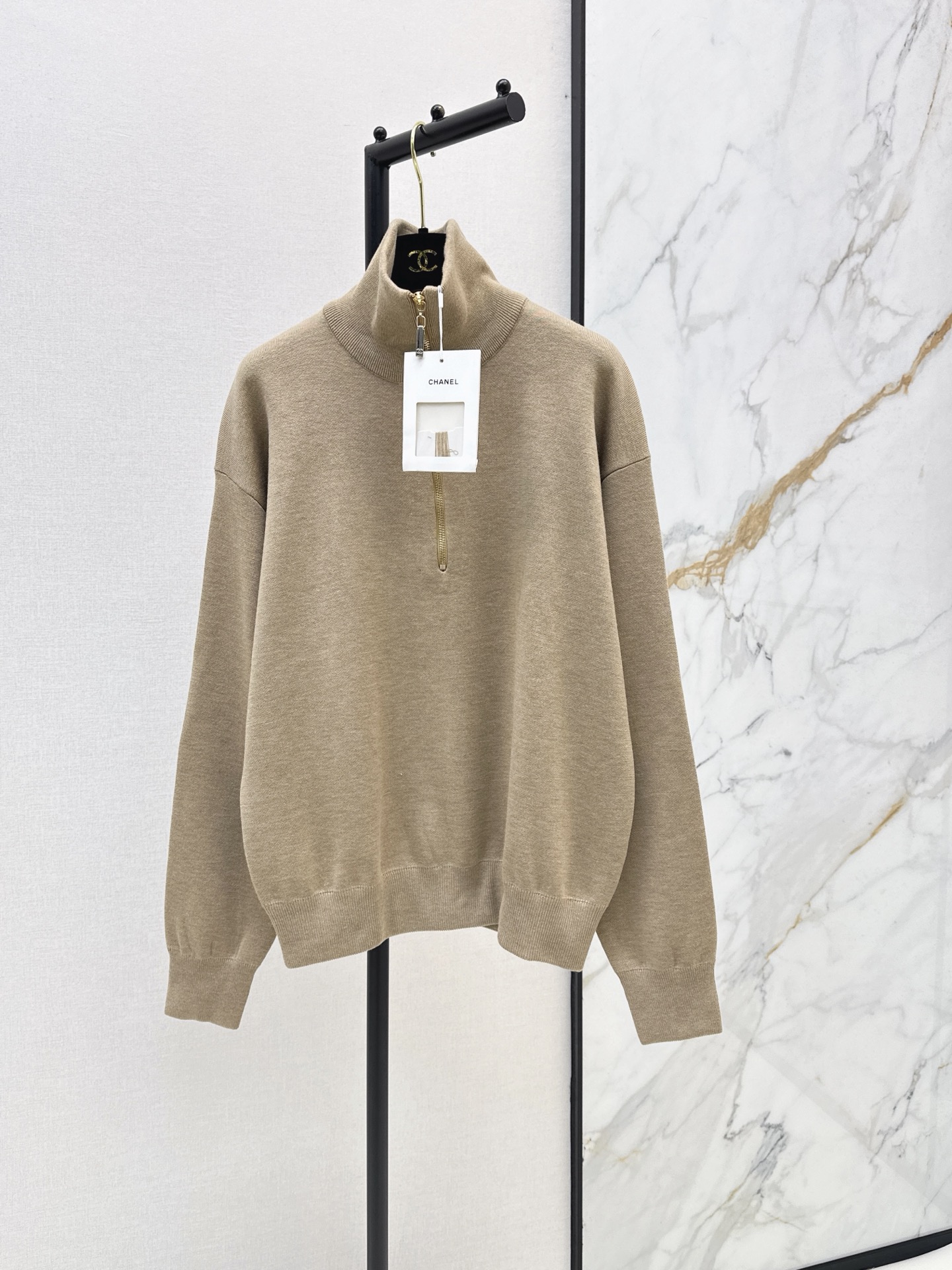 NO:909584,Jennie's same style, C's 26Ss - the latest high-end handmade workshop series half-zip sweatshirt style sweater in early autumn, customized with small metal logo on the back collar, is low-key and luxurious. Half-zip lapel + loose shoulder sleeves are lazy, casual and high-end. Easily create an old money style outfit. It can be easily managed for daily commuting and leisure. Imported woven wool blend material is soft and comfortable. Two-color sml,,chanel,hoodie,sweatshirts,19860909Jennie同款 C家 26Ss————早秋最新款高级手工坊系列半拉链卫衣式针织衫定制金属小logo点缀后领低调奢华 半拉链翻领+宽松落肩袖慵懒随性又显高级感 轻松打造老钱风穿搭 日常通勤休闲都能轻松驾驭 进口机织羊毛混纺材质柔软舒适 两色sml,,chanel,hoodie,sweatshirts,,Women's clothing