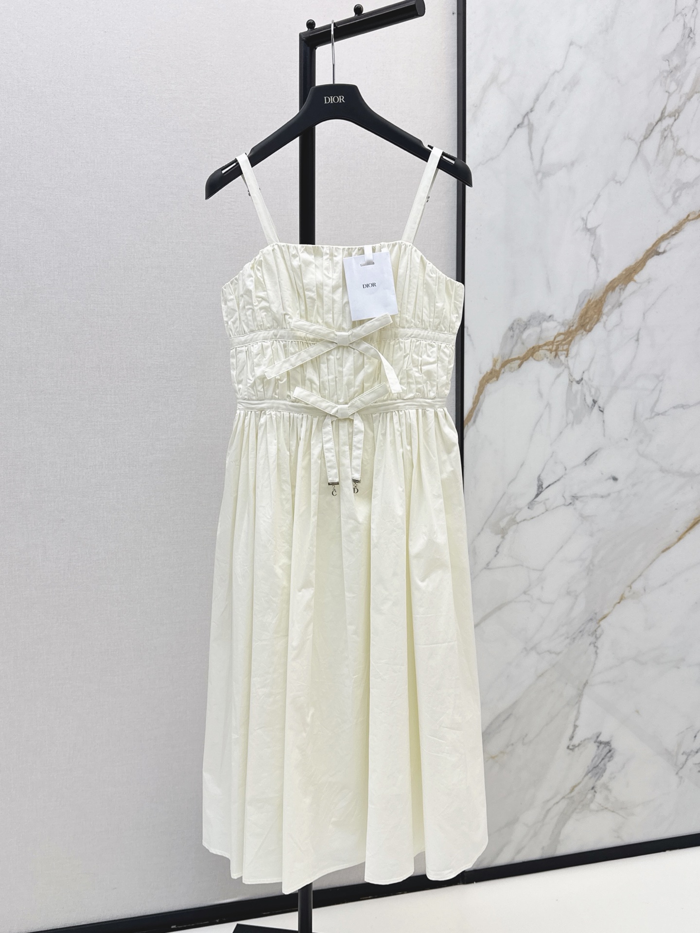 NO:909613,CD 26Ss————Latest spring and summer bow-tie waist-strap long dress made of cotton fabric, breathable and comfortable, no burden in summer. Fine pleats on the chest modify the body shape. Double-layer bow design on the waist. The waist is slimmed down. The loose and large skirt hangs neatly. It covers the flesh and hides the crotch. The back is zippered and closed. Easy to put on and take off. Daily travel. Wear gentle and generous for dates. Refreshing and not picky on the figure. Two-color smlxl l,,skirts,19860909CD 26Ss————春夏最新款蝴蝶结收腰吊带长款连衣裙棉质面料透气舒服 夏天毫无负担 胸口细密压褶修饰身形 腰间双层蝴蝶结设计 收腰显瘦 宽松大裙摆垂感利落 遮肉藏胯 后背是拉链开合 穿脱方便 日常出游 约会穿都温柔大方 清爽不挑身材 两色smlxl l,,skirts,,Women's clothing
