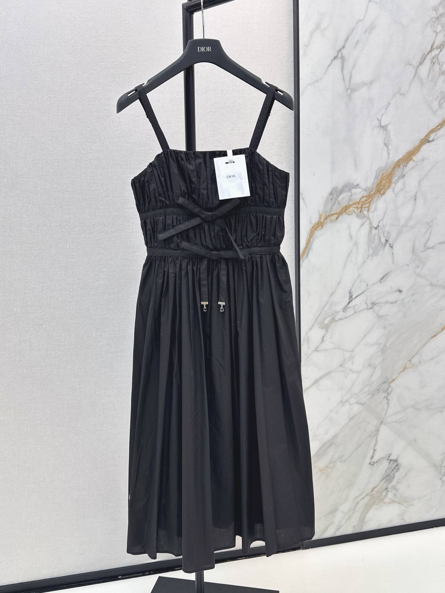 NO:909609,CD 26Ss————The latest spring and summer bow-tie waist-strap long dress made of cotton fabric, breathable and comfortable, no burden in summer. Fine pleats on the chest modify the figure. Double-layer bow design on the waist. The waist is slimmed down. The loose and large skirt hangs neatly. It covers the flesh and hides the crotch. The back is zippered and closed. Easy to put on and take off. Daily travel. Wear gentle and generous for dates. Refreshing and not picky on the figure. Two-color smlxl,,skirts,19860909CD 26Ss————春夏最新款蝴蝶结收腰吊带长款连衣裙棉质面料透气舒服 夏天毫无负担 胸口细密压褶修饰身形 腰间双层蝴蝶结设计 收腰显瘦 宽松大裙摆垂感利落 遮肉藏胯 后背是拉链开合 穿脱方便 日常出游 约会穿都温柔大方 清爽不挑身材 两色smlxl,,skirts,,Women's clothing