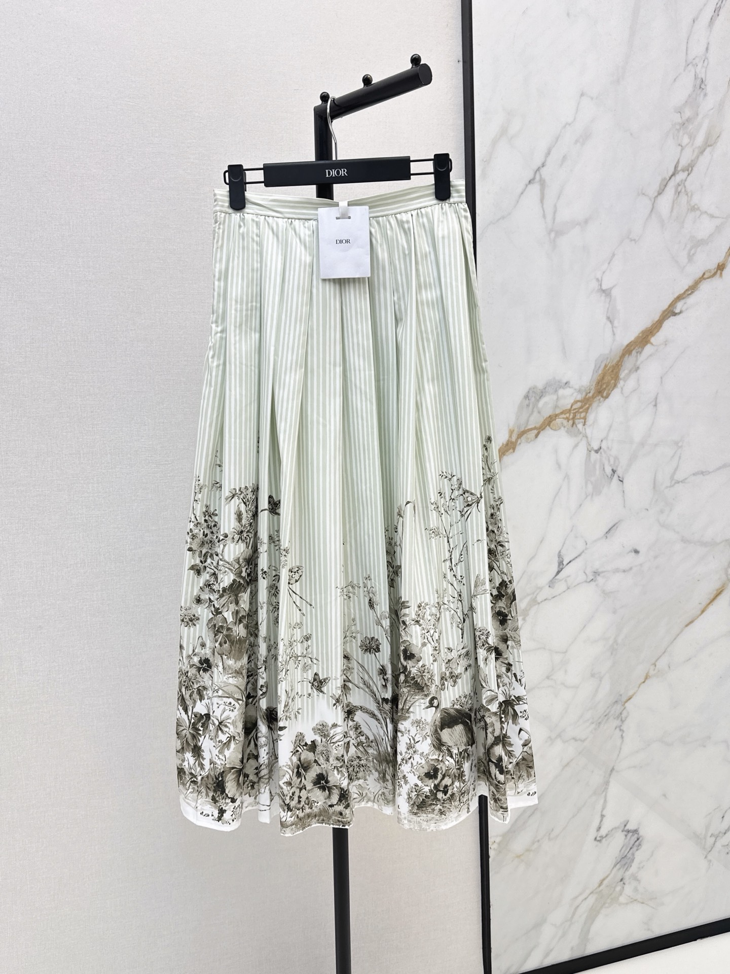 NO:909601,CD 26Ss - the latest floral pattern printed striped skirt for spring and summer. It is fashionable, low-key, luxurious and high-end. The version is versatile and not picky. The original customized fabric is a must-have for Bai Fumei. Highly recommended. One-color sml,,skirts,19860909CD 26Ss———春夏最新款花卉图案印花条纹半裙时髦低调气质又奢华高级 版型百搭不挑人 原版定制面料 白富美必入 强烈推荐 一色sml,,skirts,,Women's clothing