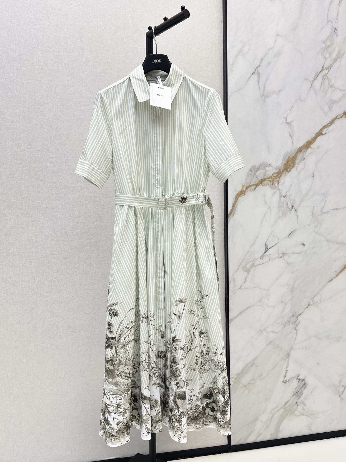 NO:909597,CD 26Ss————The latest spring and summer floral pattern striped print long dress is a classic design. The upper body is exquisite and capable. It can be matched easily. The customized imported fabric is crisp and stylish. It is full of high-end and full of texture. One color sml,,skirts,19860909CD 26Ss————春夏最新款花卉图案条纹印花长款连衣裙经典款设计 上身精致又干练得体 搭配起来随心应手 定制的进口面料挺括有型 满满的高级感 质感十足 一色sml,,skirts,,Women's clothing
