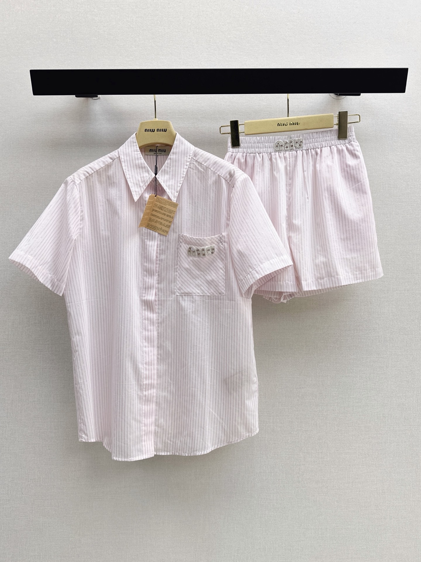 NO:909593,Miu 26Ss————The latest age-reducing Miu style in spring and summer, you can wear a pink suit with a cute style. Full of small details, which is a plus. Exquisite workmanship, age-reducing fashion, good hold style, won the hearts of fairies, soft and textured, one color sml,,miumiu,19860909Miu 26Ss————春夏最新款减龄缪系穿搭粉色套装可A可乖的风格 满满小细节太加分 做工精致 减龄时尚 好HOLD住造型 深得仙女心 柔软有质感 一色sml,,miumiu,,Women's clothing