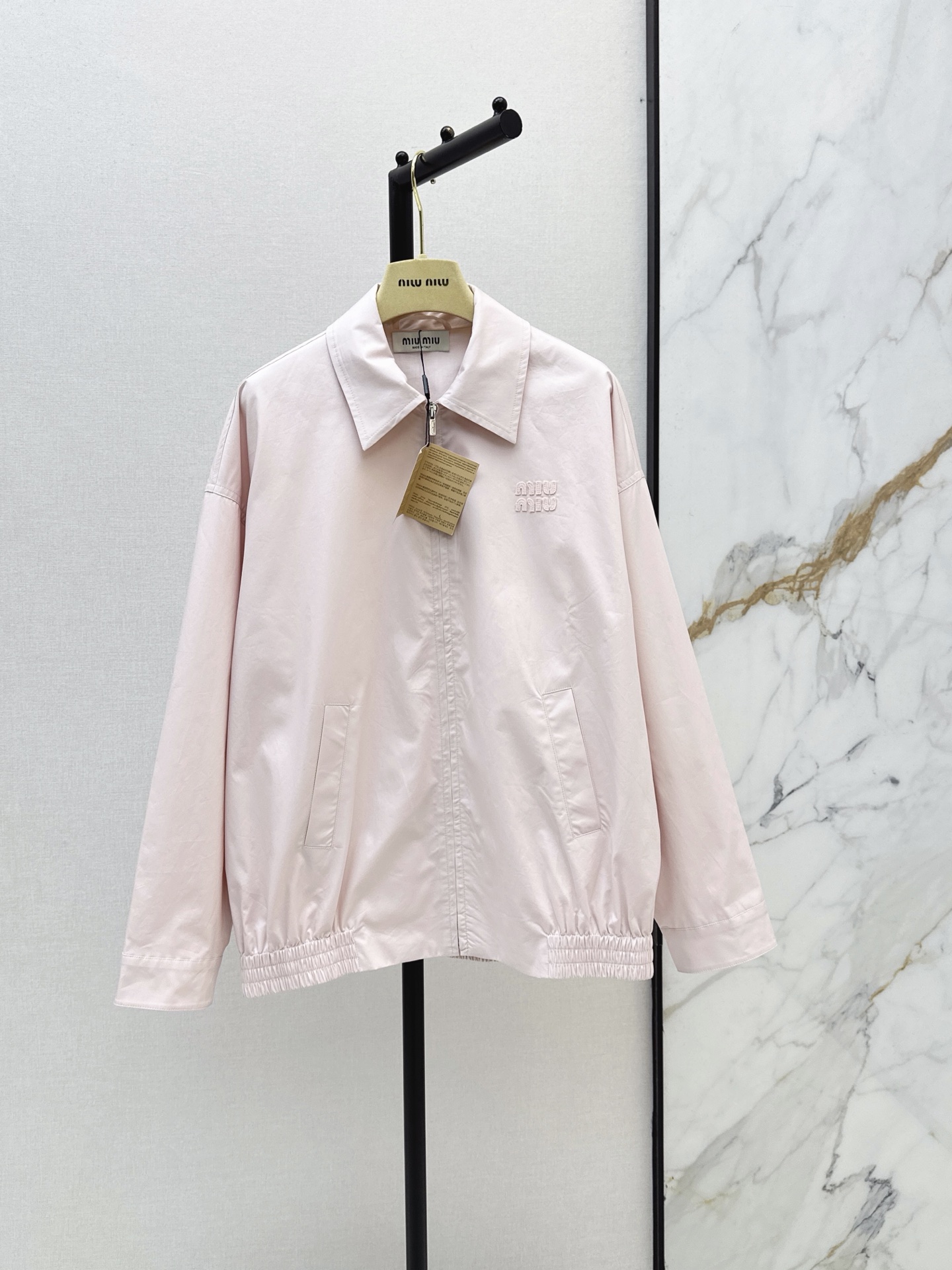NO:909589,Miu 26Ss, the latest trendy girly style for early autumn, is the latest lining jacket silhouette with positioning embroidery letter logo embellishment, simple and elegant, low-key luxury. Imported cotton poplin shirt fabric has great texture. Loose casual style tailoring, versatile and not picky, creating a sweet and not greasy girly feel. One color sml,,miumiu,jackets & coats,jackets & coats,shirts,19860909缪系时髦少女风 Miu 26Ss———早秋最新款衬式夹克廓形外套定位刺绣字母logo点缀简约大气低调奢华 进口棉府绸衬衫面料质感超赞 宽松休闲风剪裁版型 百搭不挑人 打造出又甜又不腻的少女感 一色sml,,miumiu,jackets & coats,jackets & coats,shirts,,Women's clothing