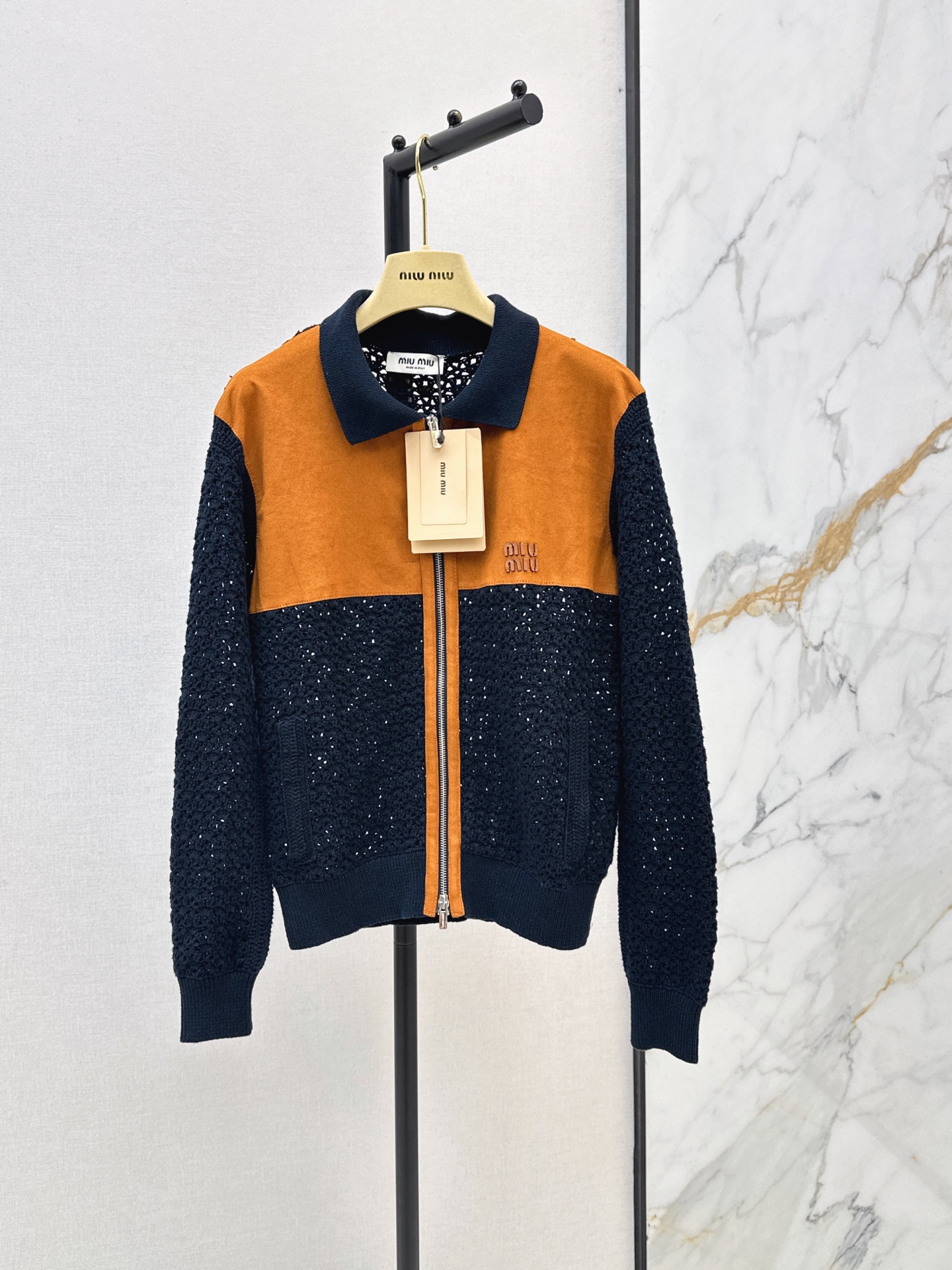 NO:909585,Miu 26Ss - the latest eco-friendly suede splicing knitted jacket for early autumn, dark blue knit + brown suede splicing, full of layers, easy zipper opening and closing, exquisite details on the cuffs and neckline, the brand embroidery on the left chest is very recognizable, the loose version is comfortable and fashionable, paired with a knitted skirt or loafers of the same color, it is easy to get a high-end look, and it is very photogenic when taking photos on the street every day. It is practical and good-looking  One color sml,,miumiu,loafers,skirts,jackets & coats,chamois leather,19860909Miu 26Ss————早秋最新款环保麂皮拼接针织外套深蓝针织+棕色麂皮拼接 层次感满满 拉链开合方便 袖口和领口细节很精致 左胸品牌刺绣超有辨识度 宽松版型舒适又时髦 搭配同色系针织短裙或乐福鞋 轻松get高级感穿搭 日常出街拍照都很出片 实用又好看 一色sml,,miumiu,loafers,skirts,jackets & coats,chamois leather,,Women's clothing