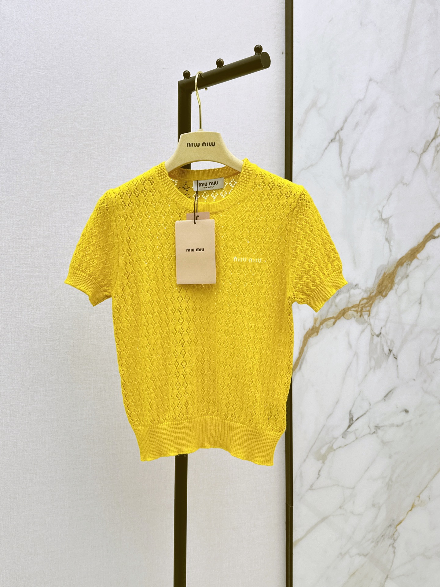 NO:909579,Miu 26Ss————The latest round-neck hollow knitted short-sleeved cable-cut hollow knitted fabric for spring and summer. Breathable and thin. Classic round-neck style. Gentle and a little casual. Shows whiter skin and reduces age. One color sml,,miumiu,T-shirt,19860909Miu 26Ss————春夏最新款圆领镂空针织短袖绞花镂空编织面料 透气轻薄 经典圆领版型 温柔又带一点休闲感 显白减龄 一色sml,,miumiu,T-shirt,,Women's clothing