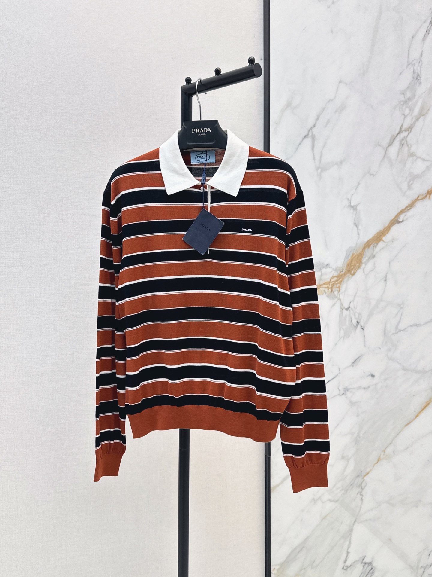 NO:909573,PD 26Ss————The latest retro striped Polo long-sleeved sweater in early autumn. New product in the retro striped series. Striped color matching is full of retro vitality~ Worsted heavyweight mulberry silk yarn. Imported machine creates flat and fine horizontal striped fabric. Light, delicate, soft and elastic. Retro Polo shirt version. Versatile for daily wear. Easy to unlock retro intellectual style. One color sml,,19860909PD 26Ss————早秋最新款复古条纹Polo长袖针织衫 复古条纹系列新品 条纹配色满满复古活力氛围～ 精纺重磅桑蚕丝纱线 进口机打造平整精细横条纹织面 轻薄细腻很柔软有弹性 复古Polo衫版型 日常实穿百搭拉比例 轻松解锁复古知性风穿搭 一色sml,,,Women's clothing
