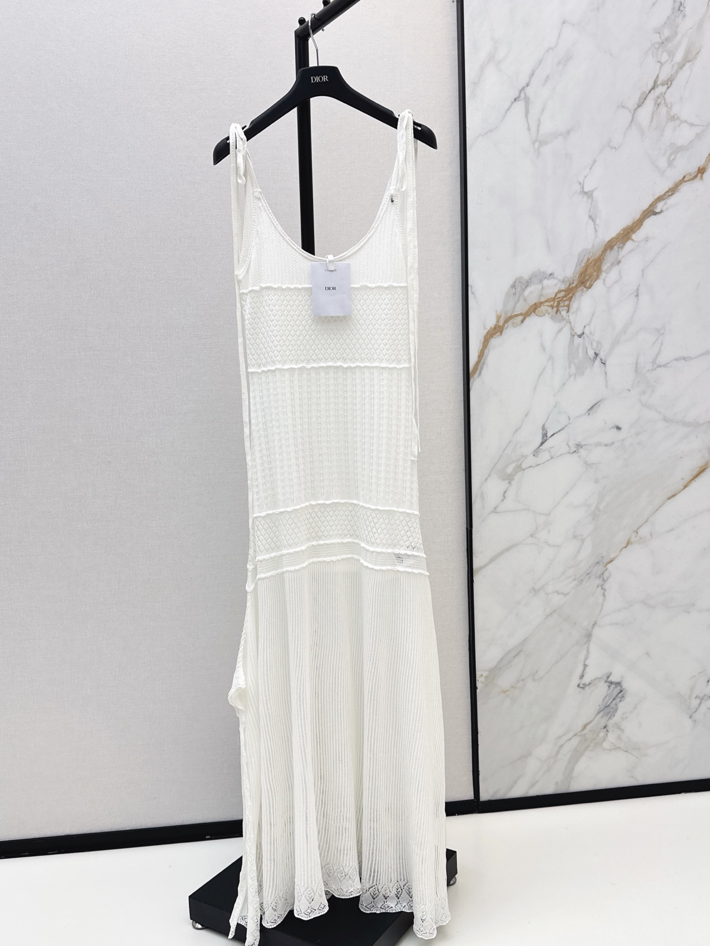 NO:909561,CD 26Ss————The latest French style hollow knitted suspender long dress in spring and summer. Made of white knitted material. Light and breathable, super comfortable to wear in summer. Sleeveless + hollow design. Full of layering. The skirt is naturally draped. Elegant and elegant. It can be easily controlled on vacation, commuting and daily life. Pair it with a straw hat or sandals. It adds a French atmosphere. It is a must-have and versatile item for summer wardrobe. One color sml,,sandals,skirts,hats,19860909CD 26Ss————春夏最新款法式镂空针织吊带长款连衣裙白色针织材质 轻盈透气夏天穿超舒服 无袖+镂空设计 层次感满满 裙摆自然垂坠 优雅又显气质 度假通勤日常都能轻松驾驭 搭配草帽或凉鞋 法式氛围感直接拉满 是夏季衣橱必备百搭单品 一色sml,,sandals,skirts,hats,,Women's clothing