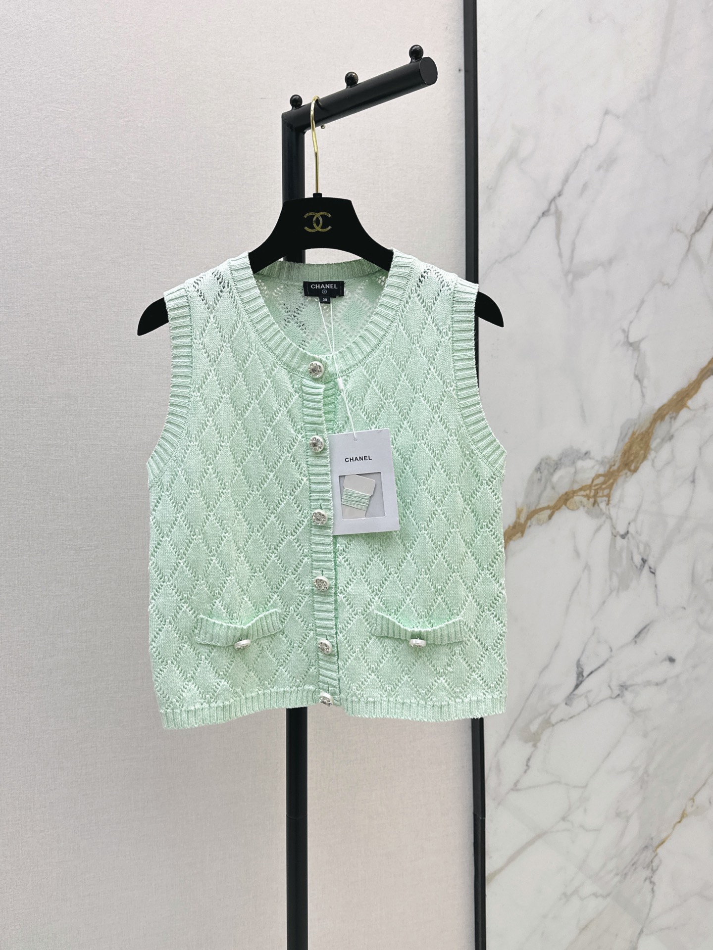NO:909556,C Home 26Ss————The latest mint green rhombus knitted vest for spring and summer with 6 yarn counts, soft and breathable, super comfortable to wear in summer, short sleeveless + rhombus jacquard, with metal buttons, full of small fragrance, easy to match for commuting, daily life and leisure, fresh and elegant, versatile and not picky, a must-have for summer wardrobe, one color sml,,chanel,19860909C家 26Ss————春夏最新款薄荷绿菱格针织马甲6支纱纺工艺柔软透气 夏天穿超舒服 短款无袖+菱格提花 配金属纽扣 小香风气质满分 通勤日常休闲都能轻松搭配 清新优雅百搭不挑人 夏季衣橱必备 一色sml,,chanel,,Women's clothing