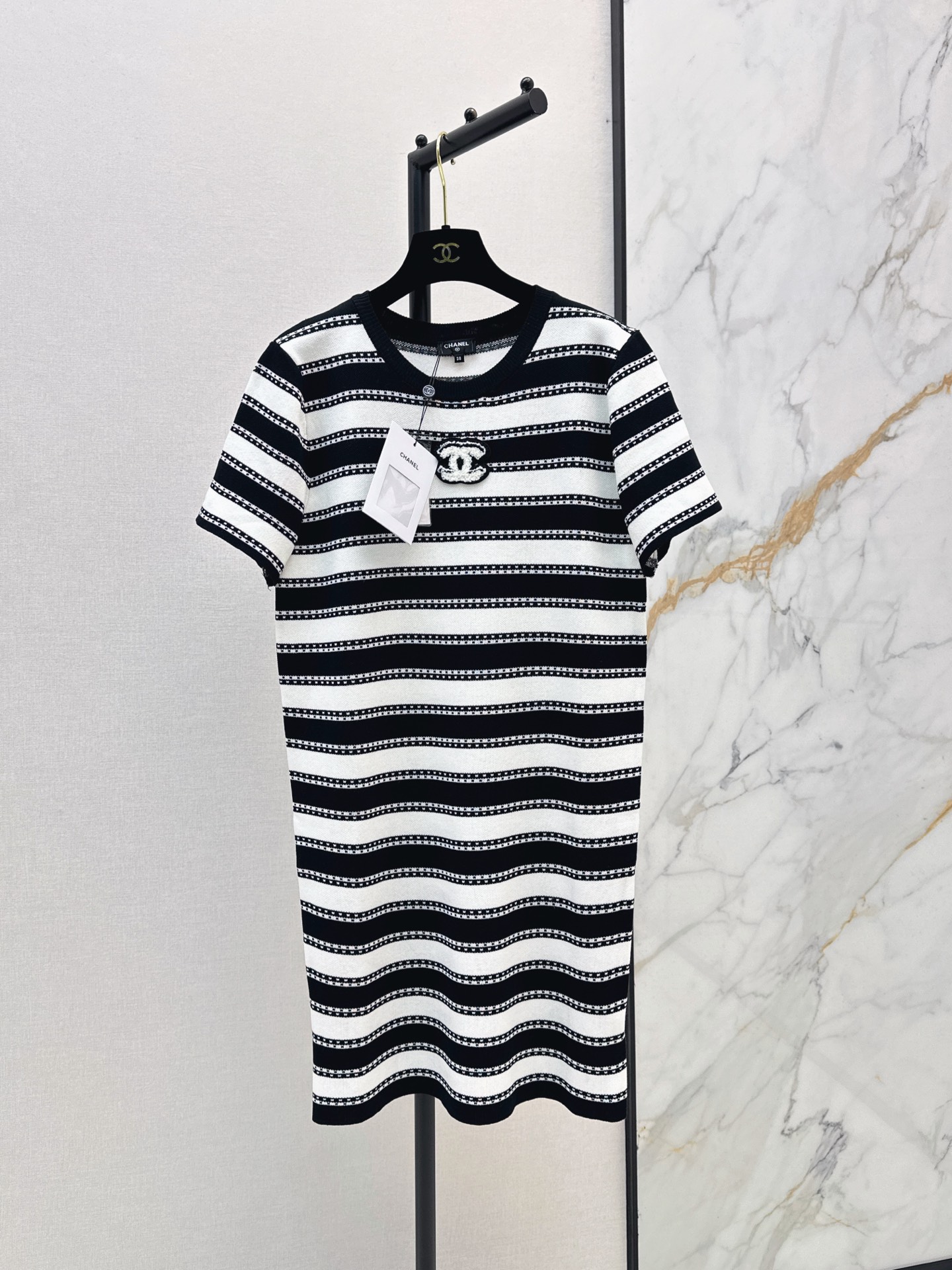 NO:909550,C Home 26Ss————The latest classic black and white striped dress in early autumn. Classic wide stripes + double C Logo on the chest. Highly recognizable. The knitted fabric is soft and comfortable. The loose version is super casual. It is good for daily wear or layering. The black and white color combination is versatile. It can be easily matched with jeans and skirts. It can be switched between elegant and casual at will. A must-have for fashionistas. One color sml,,chanel,skirts,jeans,19860909C家 26Ss————早秋最新款经典黑白条纹连衣裙经典宽条纹+胸前双C Logo 辨识度超高 针织面料柔软舒适 宽松版型超显随性 日常穿搭或叠穿都很OK 黑白配色百搭 轻松搭配牛仔裤半裙 优雅休闲随心切换 时髦精们必入 一色sml,,chanel,skirts,jeans,,Women's clothing