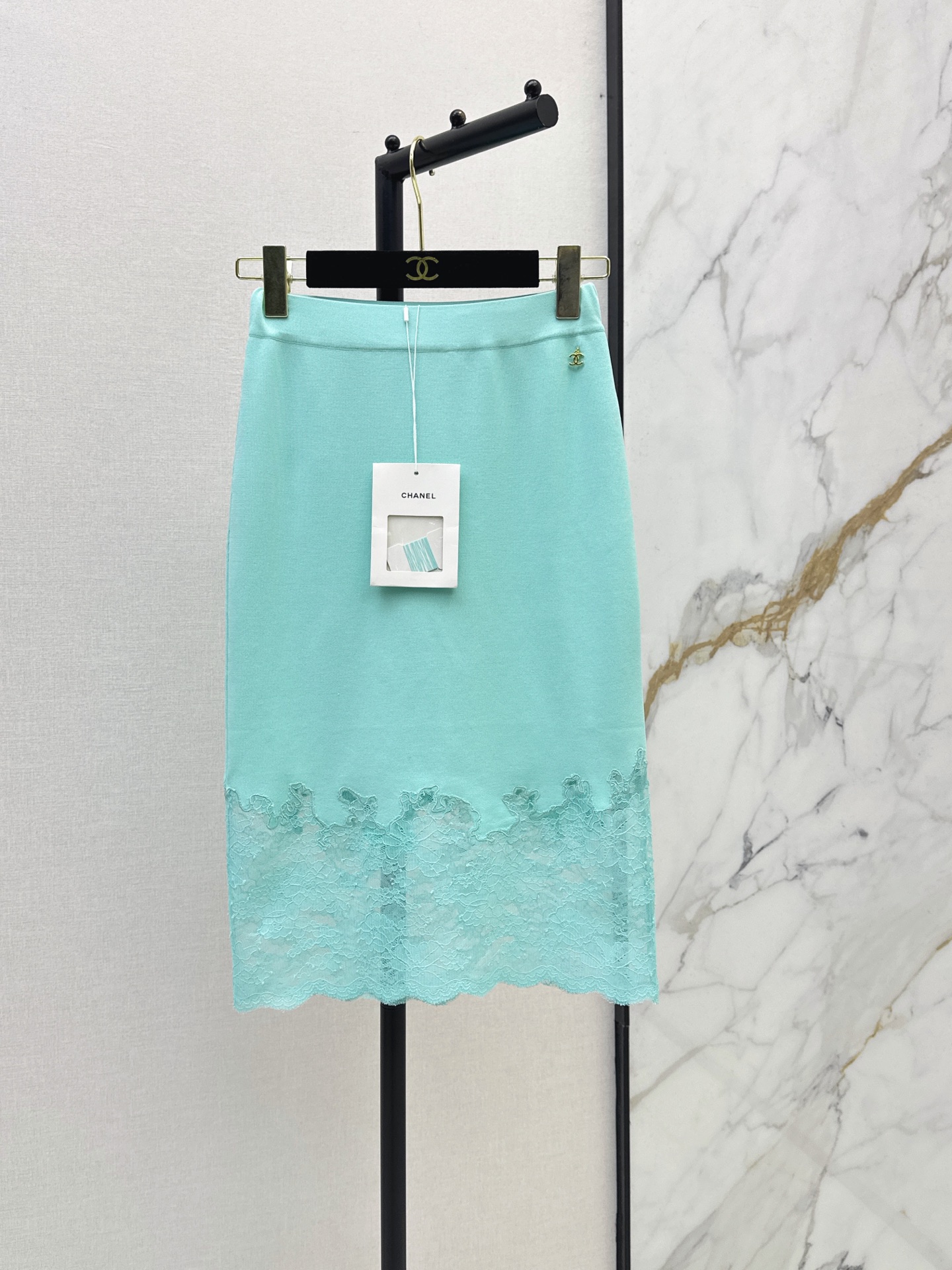 NO:909545,C Home 26Ss————The latest high-end handmade workshop series spliced ​​lace skirt in early autumn has good drape and breathability. It is super comfortable to wear in summer. The splicing of the skirt is exquisite and layered. It fills the French elegant atmosphere. The high-waist design modifies the waistline. It can be easily controlled for commuting and dating in daily life. It looks great when paired with a knitted sweater. It is easy to get a gentle temperament look ~ three-color sml,,chanel,skirts,19860909C家 26Ss————早秋最新款高级手工坊系列拼接蕾丝半裙垂感好又透气 夏天穿超舒服 裙摆拼接 精致有层次 法式优雅氛围感拉满 高腰设计修饰腰线 通勤约会日常都能轻松驾驭 搭配针织衫或都很出彩 轻松get温柔气质look～三色sml,,chanel,skirts,,Women's clothing