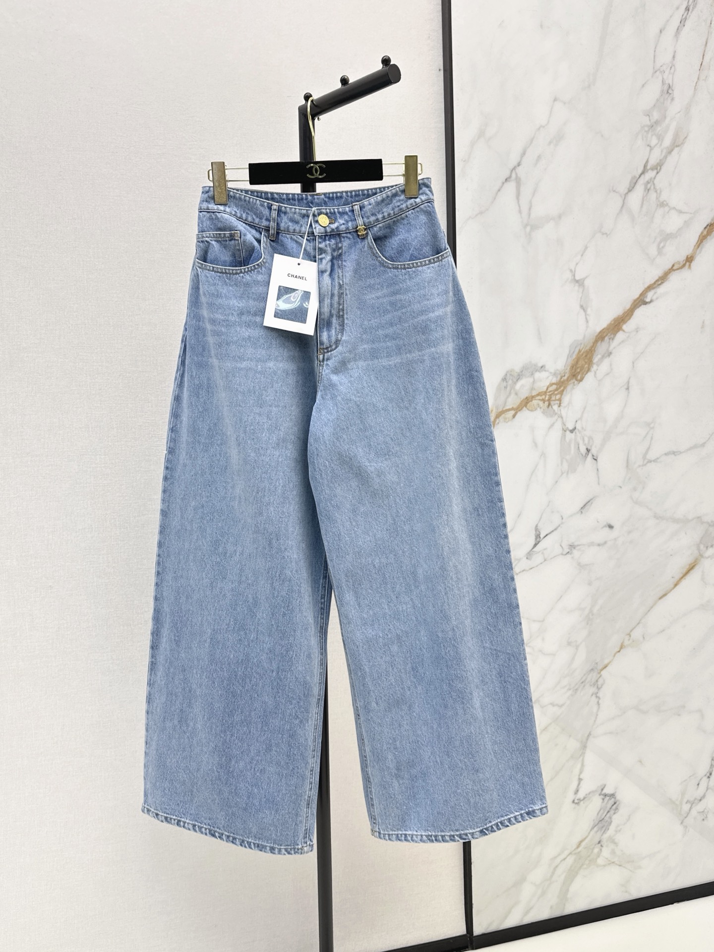 NO:909540,C Home 26Ss - the latest high-waisted wide-leg denim trousers for spring and summer. Made of washed denim cotton fabric that is crisp and drapey. It is moisture-absorbent, breathable, wear-resistant and anti-wrinkle. The high-waisted design elongates the legs. Metal buckle + button placket. Logo leather patch on the back waist. Practical and beautiful. Easily matched for daily commuting and leisure. Pair with short tops or sweaters. Easily get a lazy and high-end feel. One color sml,,chanel,19860909C家 26Ss————春夏最新款高腰阔腿牛仔长裤 采用水洗牛仔棉面料挺括垂顺 吸湿透气又耐磨抗皱 高腰设计拉长腿部比例 金属扣+纽扣门襟 后腰logo皮牌点缀 实用又美观 日常通勤 休闲都能轻松搭配 配短款上衣或针织衫 轻松get慵懒高级感 一色sml,,chanel,,Women's clothing