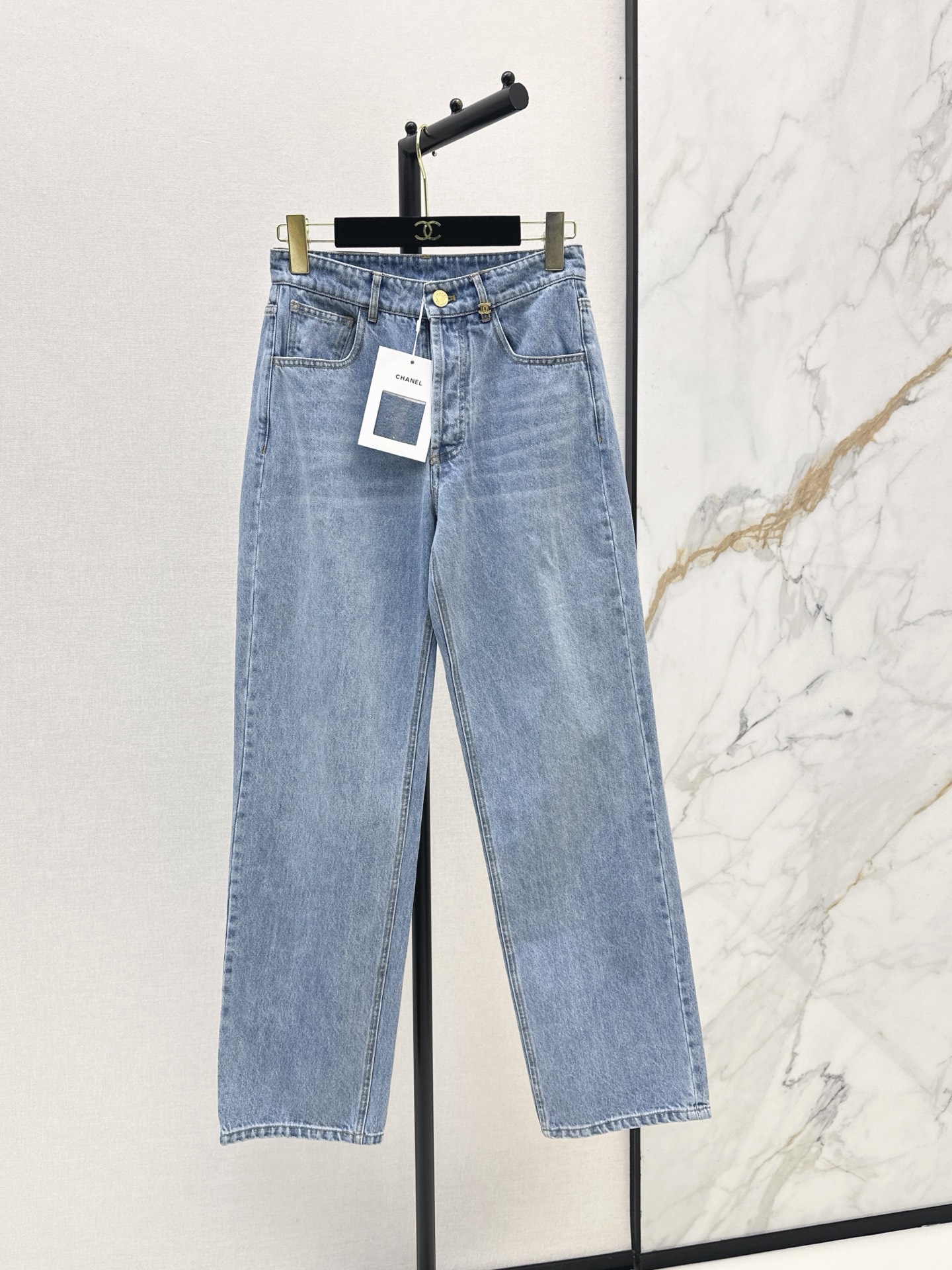 NO:909590,C Home 26Ss - the latest high-waisted denim trousers with small feet for spring and summer. Made of washed denim cotton fabric that is crisp and drapey. It is moisture-absorbent, breathable, wear-resistant and anti-wrinkle. The high-waisted design elongates the legs. Metal buckle + button placket. Logo leather patch on the back is embellished. Practical and beautiful. Easily matched for daily commuting and leisure. Pair with short tops or sweaters. Easily get a lazy and high-end feel. One color sml,,chanel,19860909C家 26Ss————春夏最新款高腰小脚牛仔长裤 采用水洗牛仔棉面料挺括垂顺 吸湿透气又耐磨抗皱 高腰设计拉长腿部比例 金属扣+纽扣门襟 后腰logo皮牌点缀 实用又美观 日常通勤 休闲都能轻松搭配 配短款上衣或针织衫 轻松get慵懒高级感 一色sml,,chanel,,Women's clothing