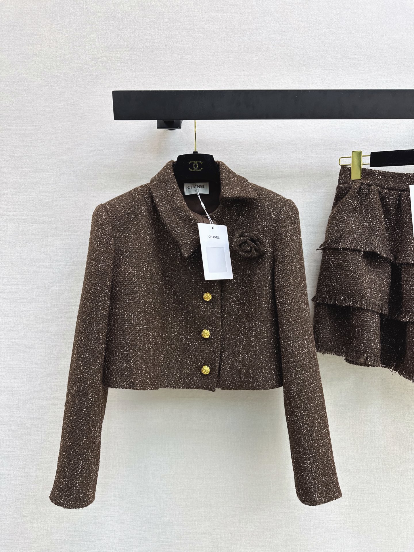NO:909572,Exclusive model ~ C Family 26Ss - the latest model in early autumn, thick and short woven jacket with a ladylike temperament, a small woven coat with a ladylike temperament. Customized woven fabric with three-dimensional camellia decoration and can be used to match other clothes. The gold buttons are very high-end and not tacky at all. They can also be worn separately. One-color sml jacket, chanel, jackets & coats,19860909独家款～ C家 26Ss————早秋最新款名媛风气质粗昵小短款编织外套名媛气质小外套 定制的编织面料 搭配立体山茶花装饰还可以拿来搭配其他衣服 金色扣子很高级 一点也不俗气 还可以分开搭配穿 一色sml 外套,,chanel,jackets & coats,,Women's clothing