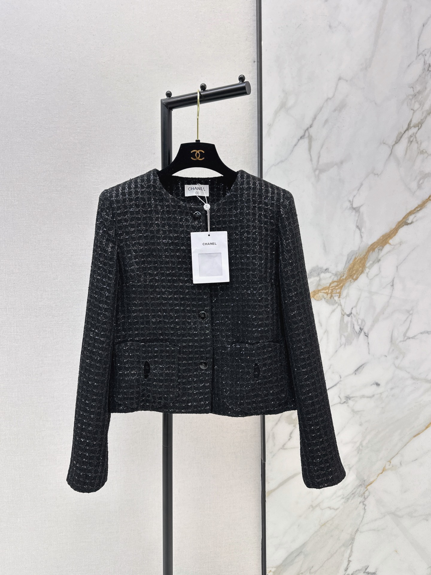 NO:909566,C Home 26Ss——Early Autumn’s latest style of small fragrant style woven slub tweed jacket. Beautiful high-end woven fabrics are super beautiful in real life. The three-dimensional texture is full of exquisiteness. The upper body has a noble temperament. The box-shaped version is extremely slim. It is practical and looks good. French socialite style is elegant and high-end. A must-have for rich families. One color ready for sale sml,,chanel,jackets & coats,19860909C家 26Ss———早秋最新款小香风编织粗纺花呢外套 绝美高级编织面料实物超美 立体肌理感精致感满满 上身自带一种高贵气质 箱型版型巨显瘦 实穿度高颜值也更高 法式名媛风优雅又高级 富家千金必备 一色现货发售sml,,chanel,jackets & coats,,Women's clothing