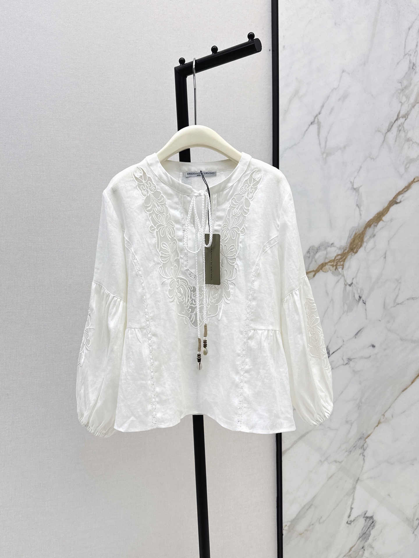NO:909539,Recommended heavyweight model Es 26Ss————The latest holiday style French cotton and linen heavy embroidery lantern sleeve shirt in early autumn. Hollow water-soluble plate flower embroidery splicing technology. Retro palace style. The loose version can be sweet or salty. The upper body is so beautiful that there are no friends. A must-have for white, rich and beautiful people. One color sml,, shirts,19860909重磅款推荐 Es 26Ss————早秋最新款度假风法式棉麻重工刺绣灯笼袖衬衫 镂空水溶盘花刺绣拼接工艺复古宫廷风 宽松版型可甜可盐气质上身美到没朋友 白富美必入 一色sml,,shirts,,Women's clothing
