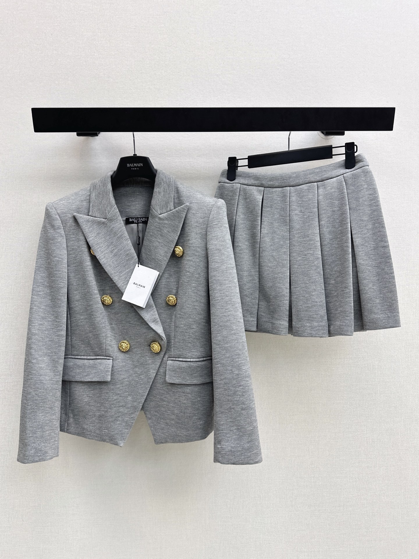 NO:909588,Bal 26Ss————The latest lady-like suit in early autumn, double-breasted blazer + pleated skirt. Customized composite fabric. Full of exquisiteness. The upper body has a noble temperament. It is practical and has a higher appearance. It is inadvertently high-end. French socialite style is elegant and high-end. A must-have for rich families. One-color sml,,skirts,jackets & coats,business suit,19860909Bal 26Ss————早秋最新款名媛气质套装双排扣西装外套+压褶半裙 定制复合面料 精致感满满 上身自带一种高贵气质 实穿度高颜值也更高 不经意间的高级范十足 法式名媛风优雅又高级 富家千金必备 一套出 一色sml,,skirts,jackets & coats,business suit,,Women's clothing