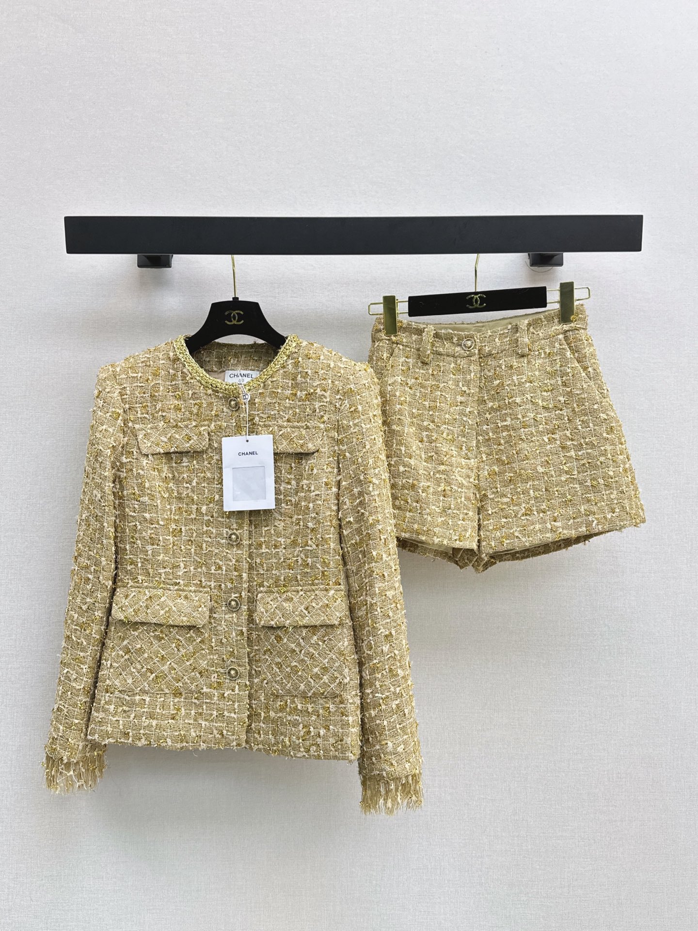 NO:909583,Exclusive model ~ C Family 26Ss - the latest lady-style tweed suit in autumn and winter. An aura-worthy set. Four-pocket waisted woven jacket + high-waisted shorts. A set that highlights the perfect figure. Made of golden yarn woven tweed fabric with golden pearl buttons. Very high-end. Not tacky at all. Can be worn separately. One set. One color sml, chanel, shorts, jackets & coats,19860909独家款～ C家 26Ss————秋冬最新款名媛风气质粗呢套装 敲有气场的一套 四口袋收腰编织外套+高腰短裤 凸显完美身材的一套 采用金色纱线编织粗呢面料 搭配金色珍珠扣子 很高级 一点也不俗气 还可以分开搭配穿 一套出 一色sml,,chanel,shorts,jackets & coats,,Women's clothing
