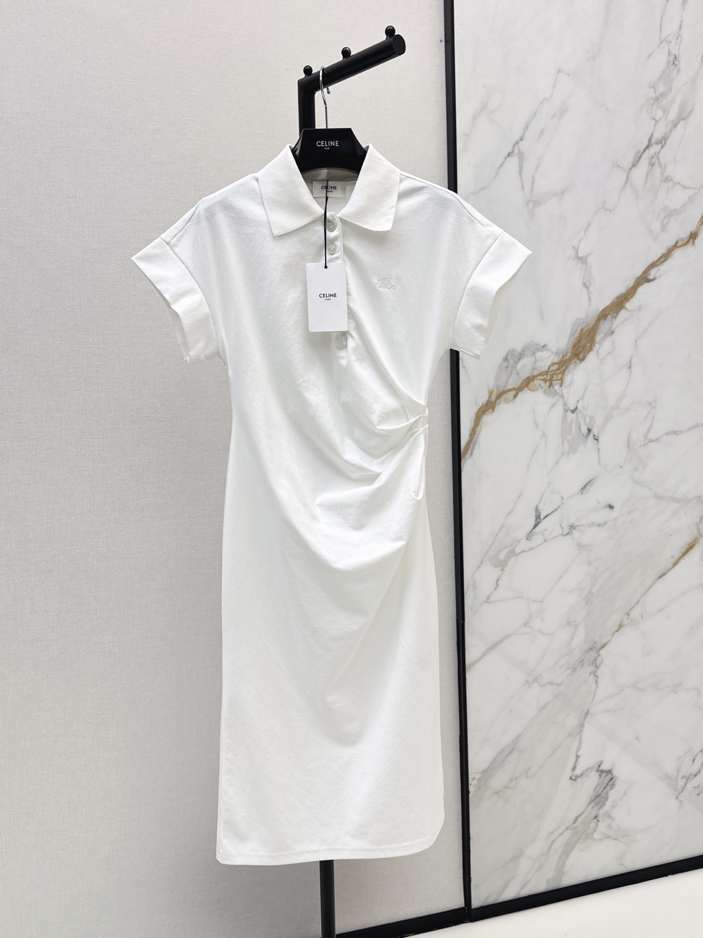 NO:909571,Ce 26Ss————The latest spring and summer style pleated dress with contrasting collar and splicing. Classic Arc de Triomphe embroidery decoration. It’s a plus. It’s casual and stylish. The pleat design on the waist can easily cover the flesh of the lower abdomen. It’s very thoughtful. The slit design on the hem makes it more visually taller. Two-color sml,,skirts,19860909Ce 26Ss————春夏最新款撞色领子拼接褶皱连衣裙 经典凯旋门刺绣装饰 很加分 休闲又有造型感 腰部采用褶皱设计 轻松遮住小腹的肉肉 很心机 下摆开叉设计 在视觉感上更加显高 两色sml,,skirts,,Women's clothing