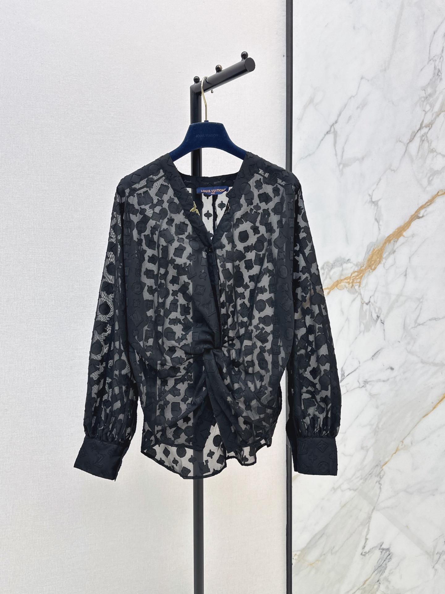 NO:910252,L's 26Ss - the latest spring and summer style full-width flocked dark pattern twisted V-neck see-through shirt. Light and thin georgette base fabric. The upper body is elegant and soft. Plus the three-dimensional flocking old flower dark pattern on the surface. The looming texture. The twist and pleat design on the front waist cleverly raises the waistline and optimizes body proportions. The V-neck is matched with exclusive golden metal buttons. The cuffs of the shirt are closed to modify the arm lines. It is gentle and a little sexy. One color sml,, louis  vuitton,shirts,19860909L家 26Ss————春夏最新款满幅植绒暗纹扭结V领透视衬衫 轻薄乔其纱底布 上身飘逸柔和 加上表层的立体植绒老花暗纹 若隐若现的肌理感 前身腰部扭结收褶设计 巧妙拉高腰线 优化身材比例 V领搭配专属金色金属扣 收口衬衫袖口修饰手臂线条 温柔又带点小性感 一色sml,,louis vuitton,shirts,,Women's clothing