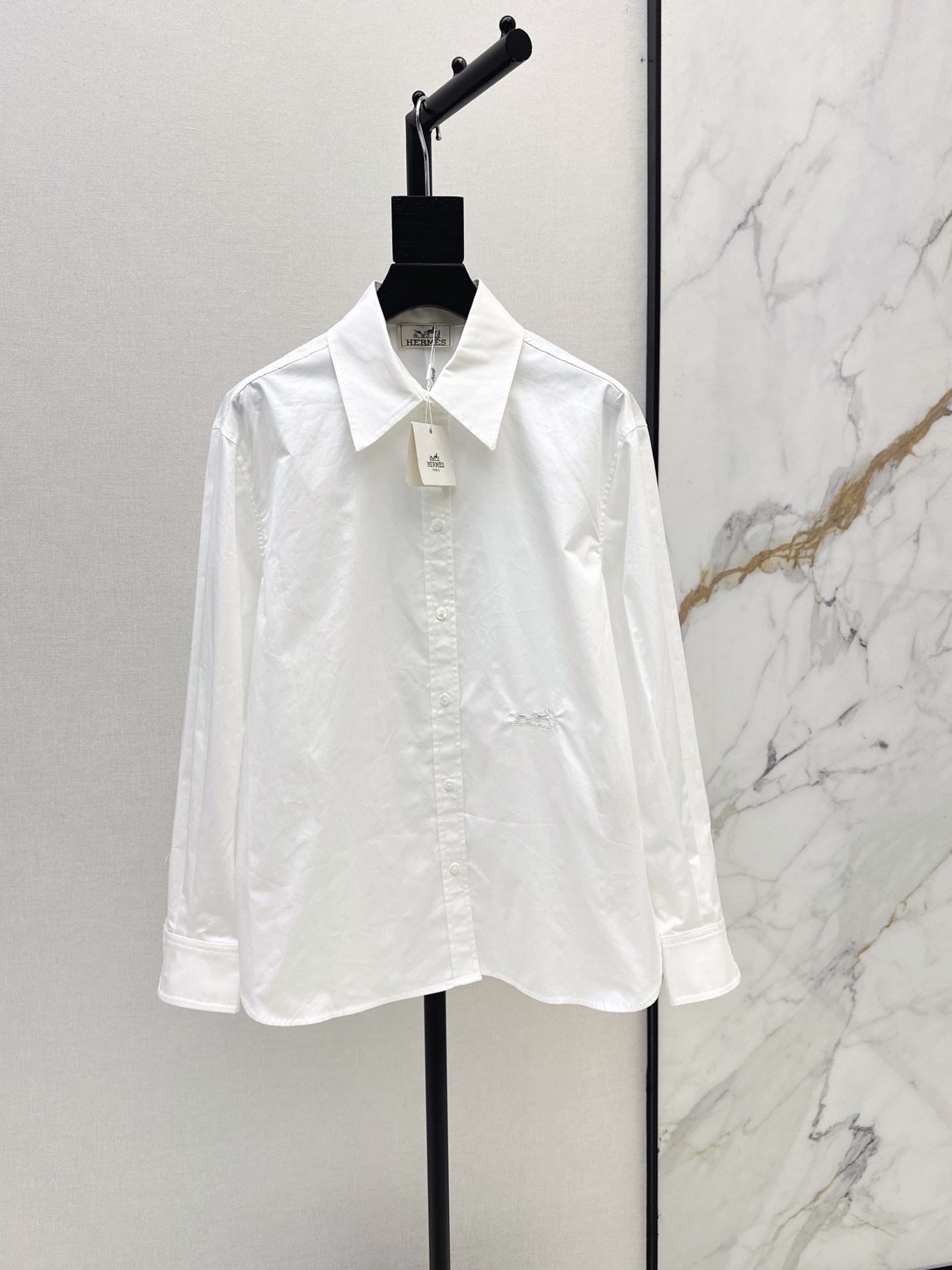 NO:910247,her 26Ss————The latest high-end minimalist style shirt in early autumn, low-key luxury three-dimensional tailoring, streamlined line design, noble and elegant, and full of gentle and intellectual temperament. Imported special materials will be amazing when you receive it. The texture of the customized fabric is awesome. Four colors smlxl,, shirts,19860909her 26Ss————早秋最新款高级极简风衬衫低调奢华立体剪裁 精简线条感设计 高贵典雅又尽显温柔知性的气质 进口特殊材质 收到手会很惊艳 定制面料质感超赞 四色smlxl,,shirts,,Women's clothing