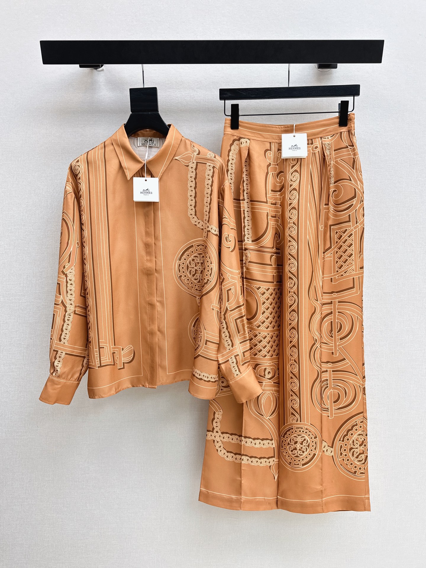 NO:910230,Her 26Ss————The latest printed silk suit for early autumn, 100% silk fabric, retro and fashionable, low-key temperament and luxurious and high-end. The version is versatile and not picky. The quality of workmanship depends on the details. A must-have for white, rich and beautiful people. One-color smlxl shirt,,real silk,19860909Her 26Ss————早秋最新款印花真丝套装百分百真丝面料 复古时髦 低调气质又奢华高级 版型百搭不挑人 做工品质看细节 白富美必入 一色smlxl 衬衣,,real silk,,Women's clothing