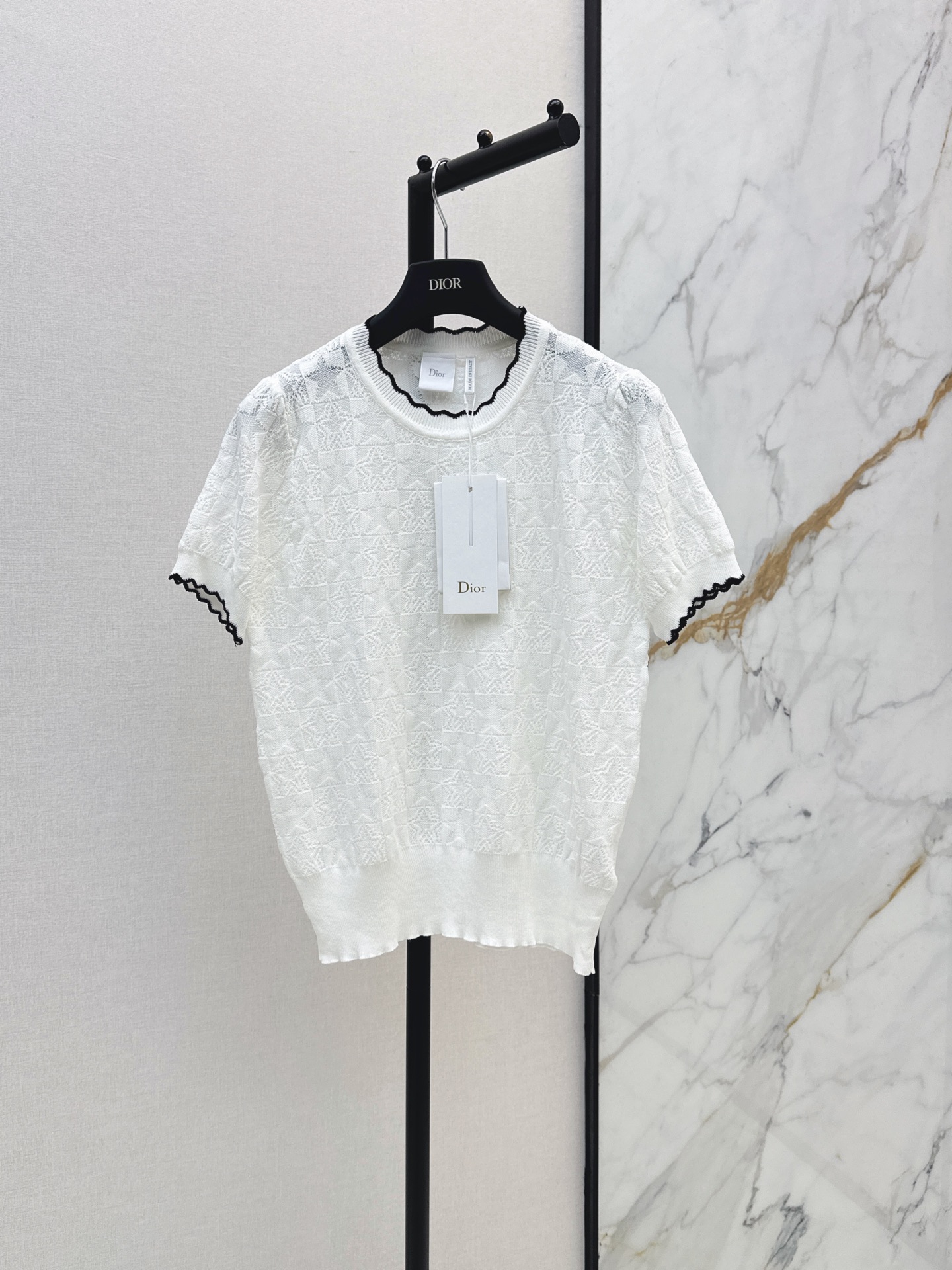 NO:910218,CD 26Ss————The latest three-dimensional woven round-neck sweater for spring and summer. Simple and easy to wear. It goes well with pants or skirts. Polo lapel design. Embroidered classic logo decoration. Thin yarn is not stuffy. One color sml,,skirts,19860909CD 26Ss————春夏最新款立体提织圆领针织衫 简约又好穿 搭配裤子或者半裙都OK Polo翻领设计 刺绣经典logo装饰 轻薄的纱线不闷热 一色sml,,skirts,,Women's clothing