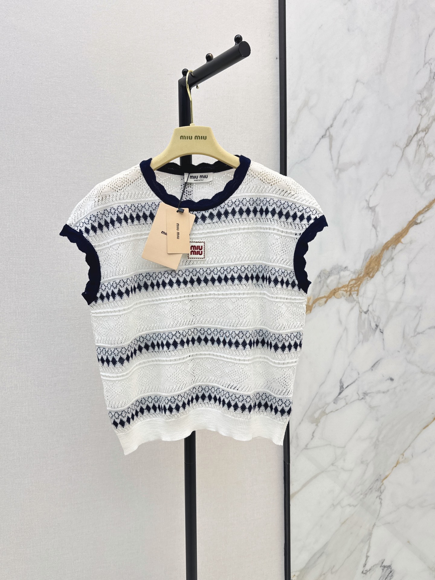 NO:910212,Miu 26Ss - the latest spring and summer mid-color off-shoulder striped sweater. Delicate texture, soft and comfortable. Round neck off-shoulder knitted top cut. Spiral hemming on collar and cuffs. Delicate and soft. The college style adds a youthful atmosphere. The literary and artistic color matching shows the British style. A must-have for dating and commuting. Two-color sml,,miumiu,19860909Miu 26Ss————春夏最新款间色落肩条纹针织衫 质感细腻 柔软舒适 圆领落肩针织上衣剪裁 领口袖口螺旋纹包边 细致柔软 学院风增加青春气息 文艺感配色尽显英伦风情 约会通勤必备穿搭 两色sml,,miumiu,,Women's clothing