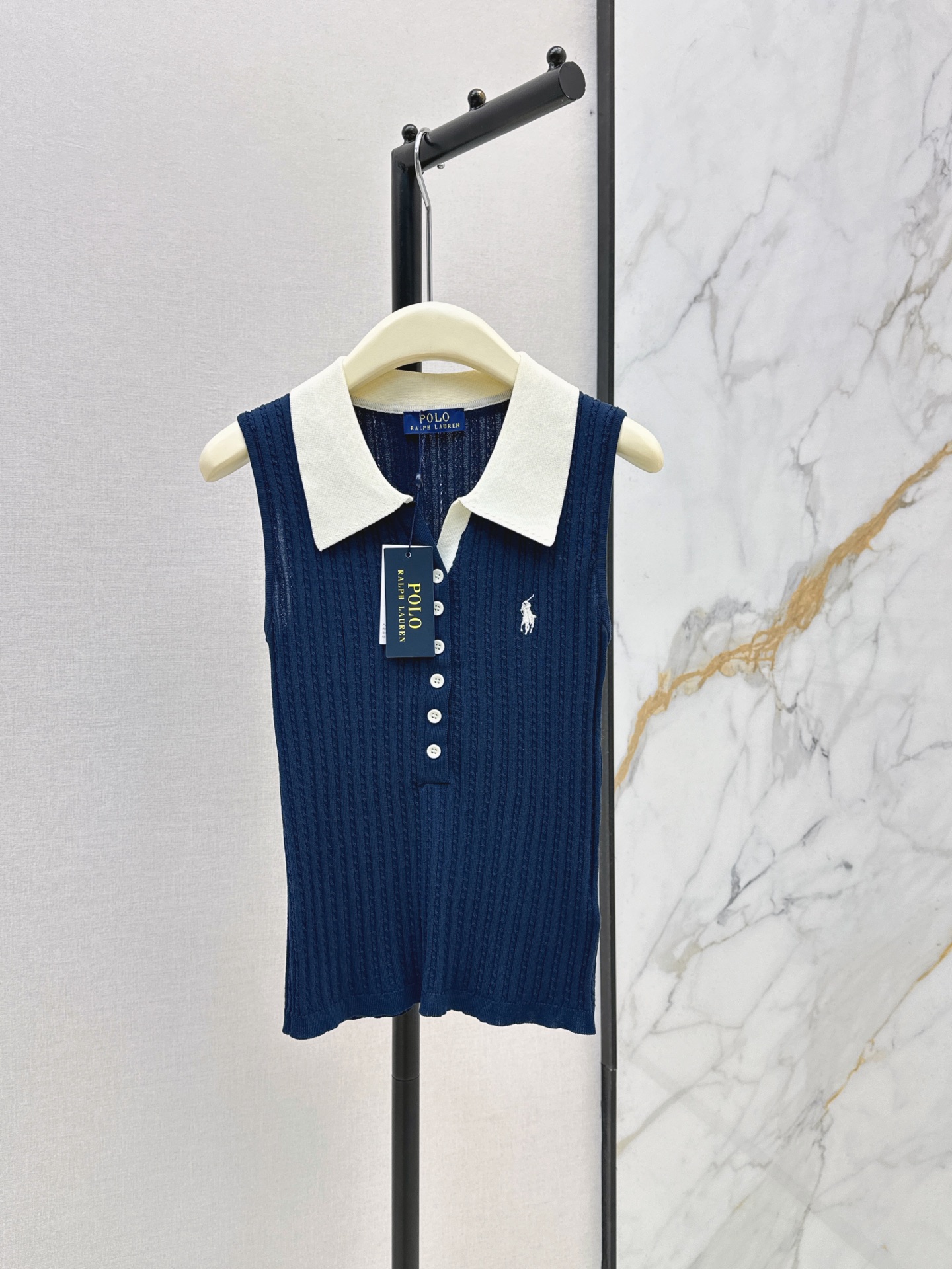 NO:910206,RL 26Ss————The latest spring and summer classic logo embroidered lapel sleeveless sweater. Simple and easy to wear. It can be paired with pants or skirts. Polo lapel design. Embroidered classic logo decoration. Light yarn is not stuffy. Two-color sml,,skirts,19860909RL 26Ss————春夏最新款经典logo刺绣翻领无袖针织衫 简约又好穿 搭配裤子或者半裙都OK Polo翻领设计 刺绣经典logo装饰 轻薄的纱线不闷热 两色sml,,skirts,,Women's clothing