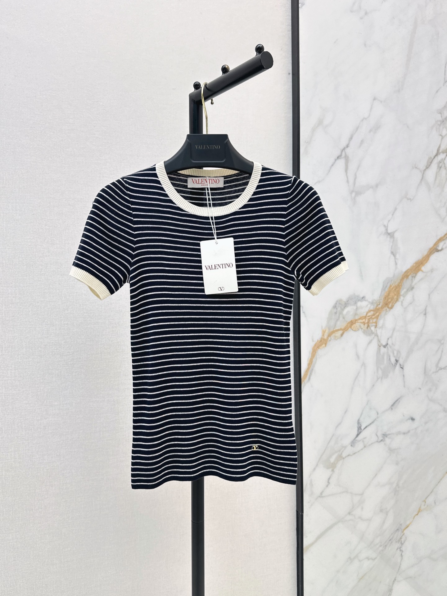 NO:910251,VLTN 26Ss————The latest slim-fitting striped short-sleeved sweater in early autumn made of wool. It is soft and skin-friendly and breathable. It is super comfortable to wear in spring and summer. Simple round neck + hardware decoration. Low-key and recognizable. The slim fit is OK to wear alone or inside. It is versatile when paired with skirts and pants. It is easy to switch styles. It can be easily controlled for daily commuting and leisure~~ One color sml, skirts, T-shirt,19860909VLTN 26Ss————早秋最新款修身条纹短袖针织衫羊毛材质 柔软亲肤又透气 春夏穿超舒服 简约圆领+五金装饰 低调有辨识度 修身版型单穿或内搭都OK 搭配裙子裤子都很百搭 轻松切换风格 日常通勤休闲都能轻松驾驭～～一色sml,,skirts,T-shirt,,Women's clothing