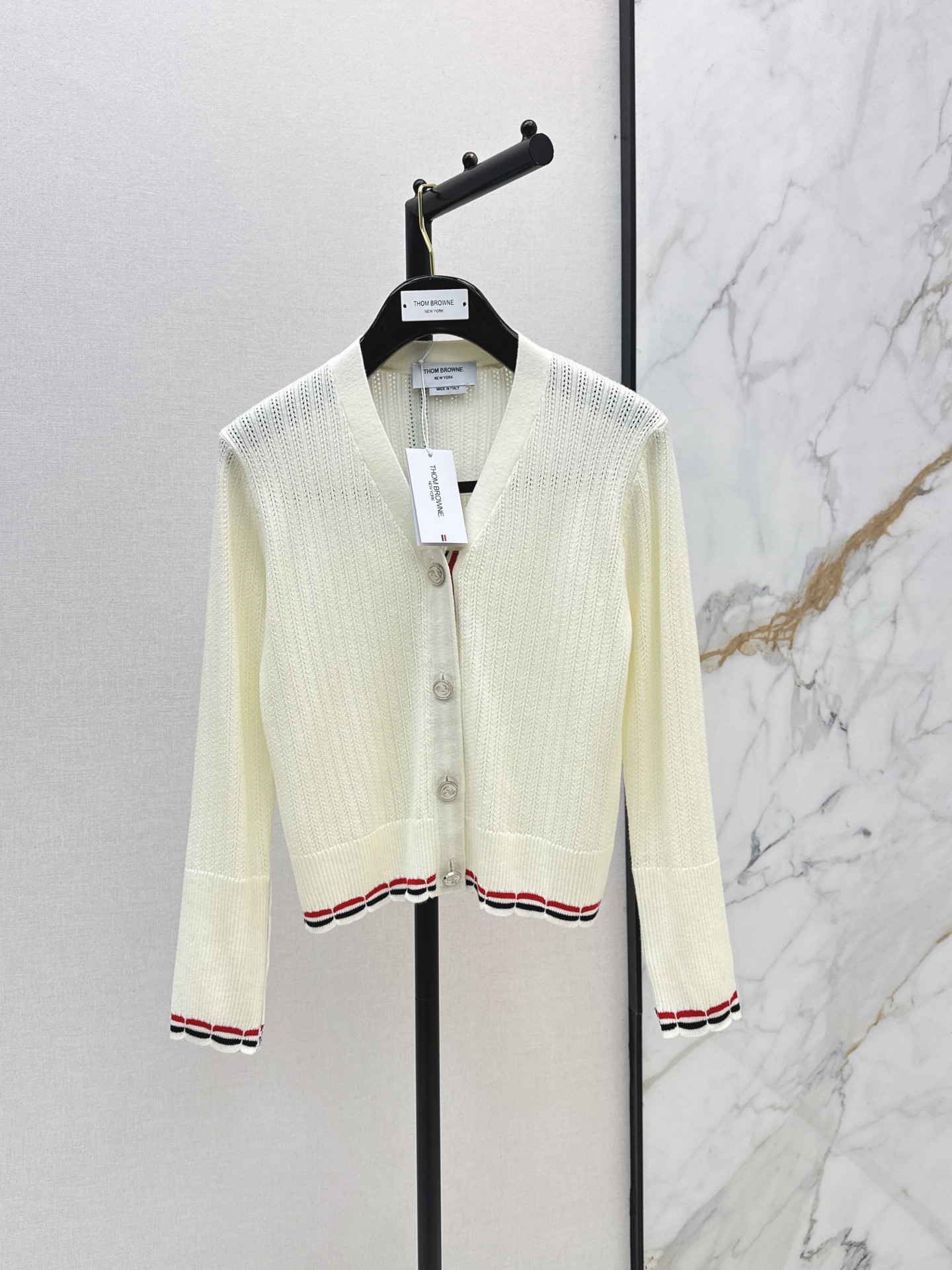 NO:910246,TB 26Ss————The latest contrast color V-neck knitted cardigan in early autumn is woven from custom-made wool yarn. It is delicate, soft and full of elasticity. The V-neck knitted cardigan version has striped outlines on the cuffs and hem. The elastic threaded hemming details are perfect. The pitted texture of the sleeves on both sides makes the retro style strong. Reduce age and appear whiter. Use it casually in daily life. Two-color sml,,19860909TB 26Ss————早秋最新款撞色V领针织开衫定制羊毛纱线织造 细腻柔软 弹力十足 V领针织开衫版型 袖口和衣摆条纹勾勒 弹力螺纹包边细节满分 两边手袖坑条肌理 让复古风格强烈 减龄显白 日常随意驾驭 两色sml,,,Women's clothing