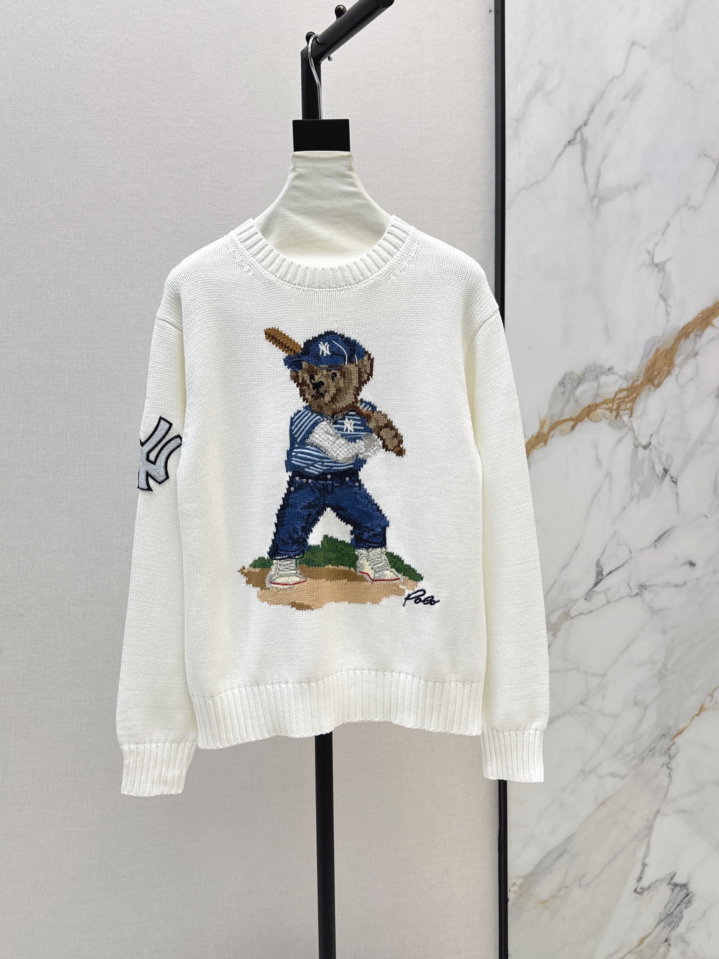 NO:910229,RL 26Ss————Early Autumn’s latest strong American style co-branded series round neck bear sweater with hand hook pattern. Classic H loose short version. Quality control is a must. Imported pure cotton yarn texture is invincible. Intarsia bear three-dimensional embroidery technology. Handmade cross-stitch LP letter. Fashionable and refined temperament for younger girls. Childlike and advanced retro casual style. Versatile and easy to match. One color sml, loro piana, sweaters,19860909RL 26Ss————早秋最新款浓郁美式风联名系列圆领小熊毛衣手工勾花图案 经典H宽松短款版型 品质控必入 进口纯棉纱线质感无敌赞 嵌花小熊立体刺绣工艺 纯手工十字绣法LP字母 减龄少女气质时髦精必入 童趣高级复古随性风 版型百搭不挑人 一色sml,,loro piana,sweaters,,Women's clothing