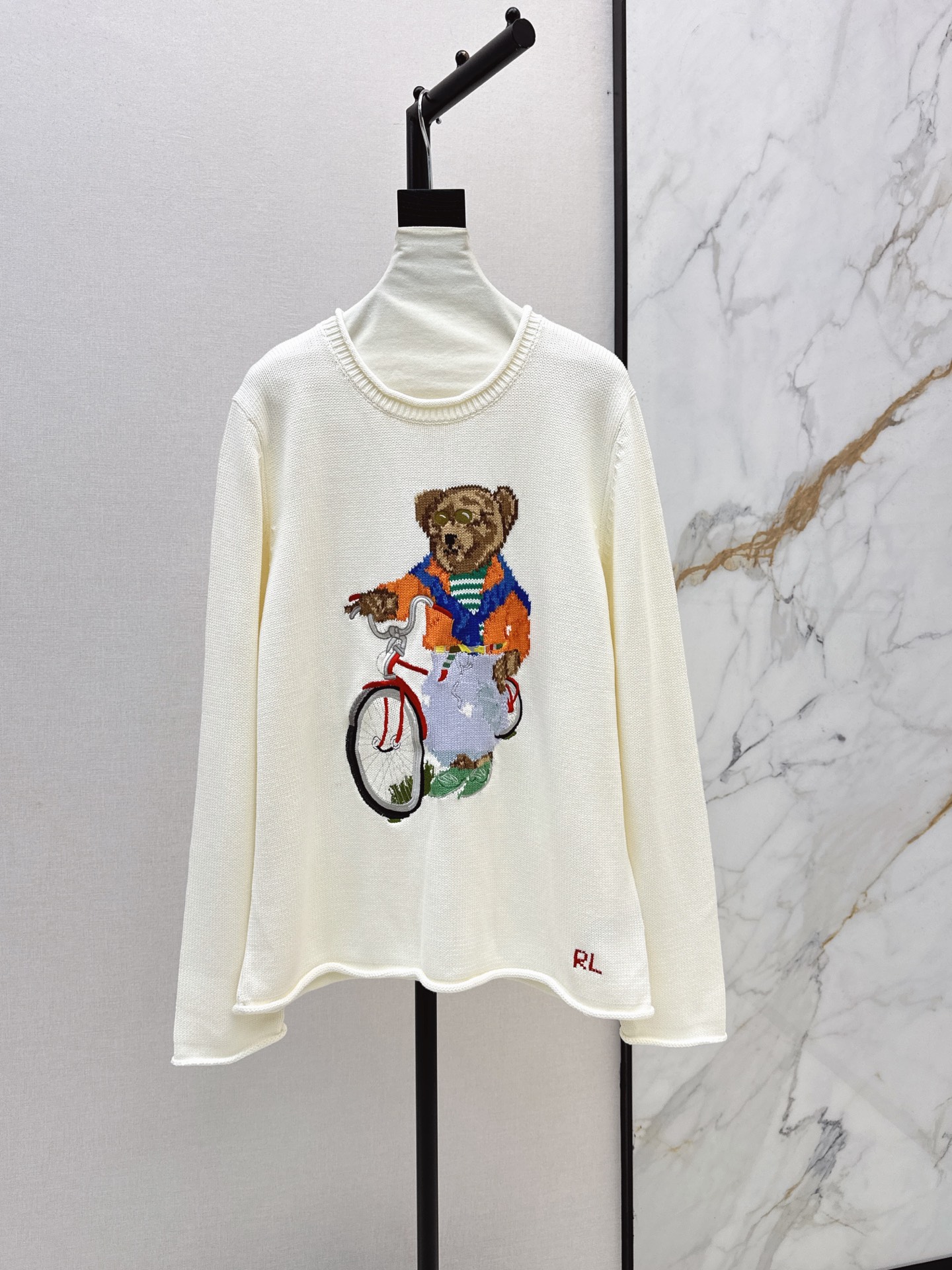 NO:910223,RL 26Ss————The latest early autumn style with a strong American style for both men and women, a bear silhouette sweater with hand hook pattern. Classic H loose fit. Quality control is a must. Imported pure cotton yarn has an incomparable texture. Intarsia bear three-dimensional embroidery technology. Purely handmade cross-stitch LP letters. A must-have for younger girls. Fashionable and elegant. Childlike, high-end retro casual style. Versatile and easy to match. One color sml,,loro piana,sweaters,19860909RL 26Ss————早秋最新款浓郁美式风男女同款骑单车的小熊廓形毛衣手工勾花图案 经典H宽松版型 品质控必入 进口纯棉纱线质感无敌赞 嵌花小熊立体刺绣工艺 纯手工十字绣法LP字母 减龄少女气质时髦精必入 童趣高级复古随性风 版型百搭不挑人 一色sml,,loro piana,sweaters,,Women's clothing