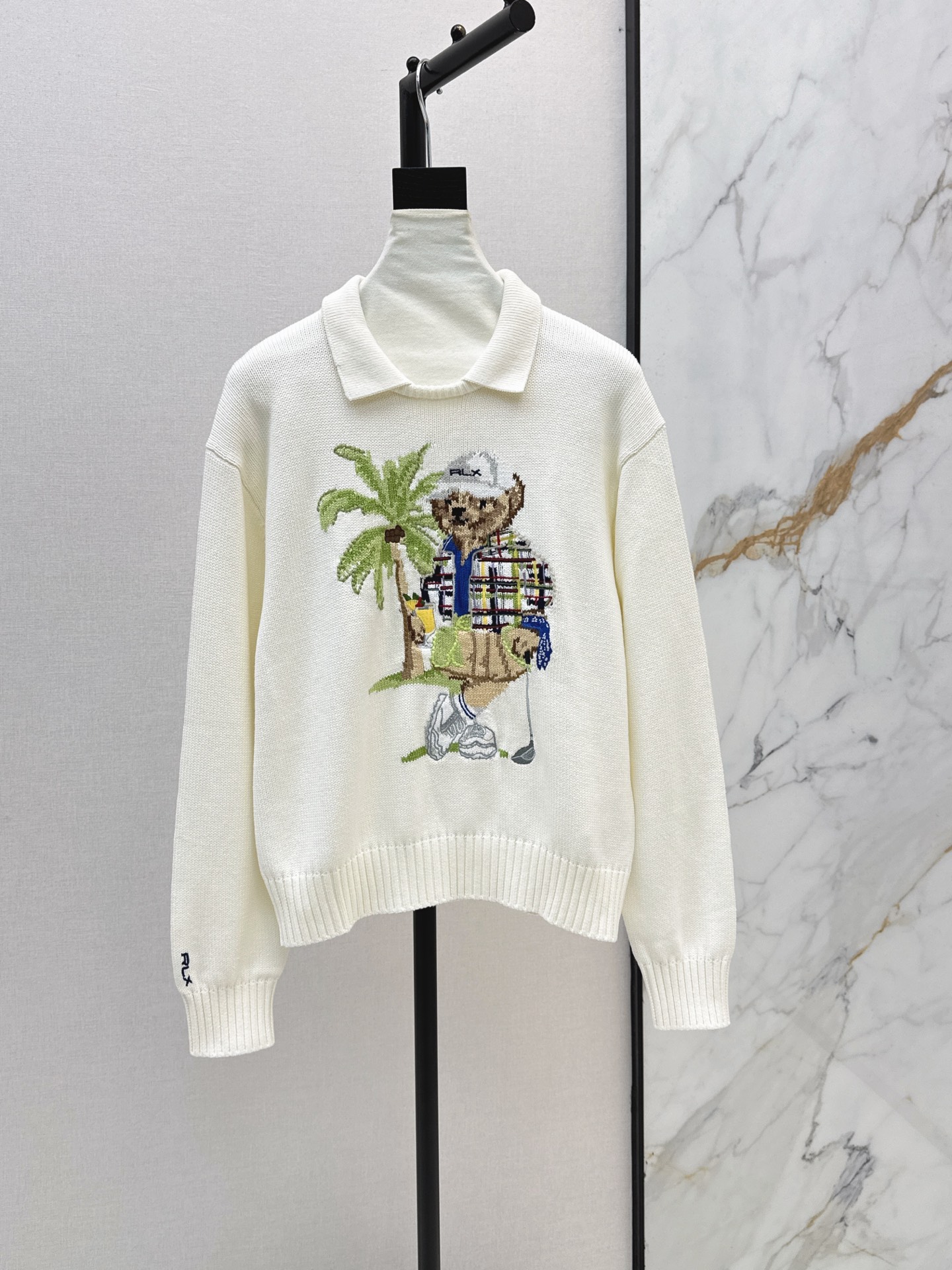 NO:910217,RL 26Ss————Early Autumn’s latest rich American style lapel coconut bear sweater with hand hook pattern. Classic H loose version. Quality control is a must. Imported pure cotton yarn texture is invincible. Intarsia bear three-dimensional embroidery technology. Pure handmade cross-stitch LP letters. Fashionable essence for younger girls. Childlike and advanced retro casual style. The version is versatile and not picky. One color sml,,loro piana,sweaters,19860909RL 26Ss————早秋最新款浓郁美式风翻领椰树小熊毛衣手工勾花图案 经典H宽松版型 品质控必入 进口纯棉纱线质感无敌赞 嵌花小熊立体刺绣工艺 纯手工十字绣法LP字母 减龄少女气质时髦精必入 童趣高级复古随性风 版型百搭不挑人 一色sml,,loro piana,sweaters,,Women's clothing