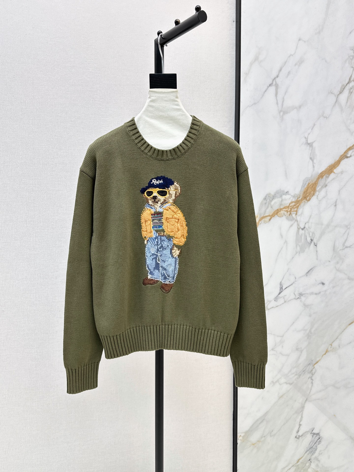 NO:910211,RL 26Ss————Early Autumn’s latest style with strong American style and handsome bear sweater with hand hook pattern. Classic H loose version. Quality control is a must. Imported pure cotton yarn has unparalleled texture. Intarsia bear three-dimensional embroidery technology. Pure handmade cross-stitch LP letters. A must-have for younger girls with a trendy temperament. Childlike and advanced retro casual style. The version is versatile and not picky. One color sml,,loro piana,sweaters,19860909RL 26Ss————早秋最新款浓郁美式风帅气小熊毛衣手工勾花图案 经典H宽松版型 品质控必入 进口纯棉纱线质感无敌赞 嵌花小熊立体刺绣工艺 纯手工十字绣法LP字母 减龄少女气质时髦精必入 童趣高级复古随性风 版型百搭不挑人 一色sml,,loro piana,sweaters,,Women's clothing