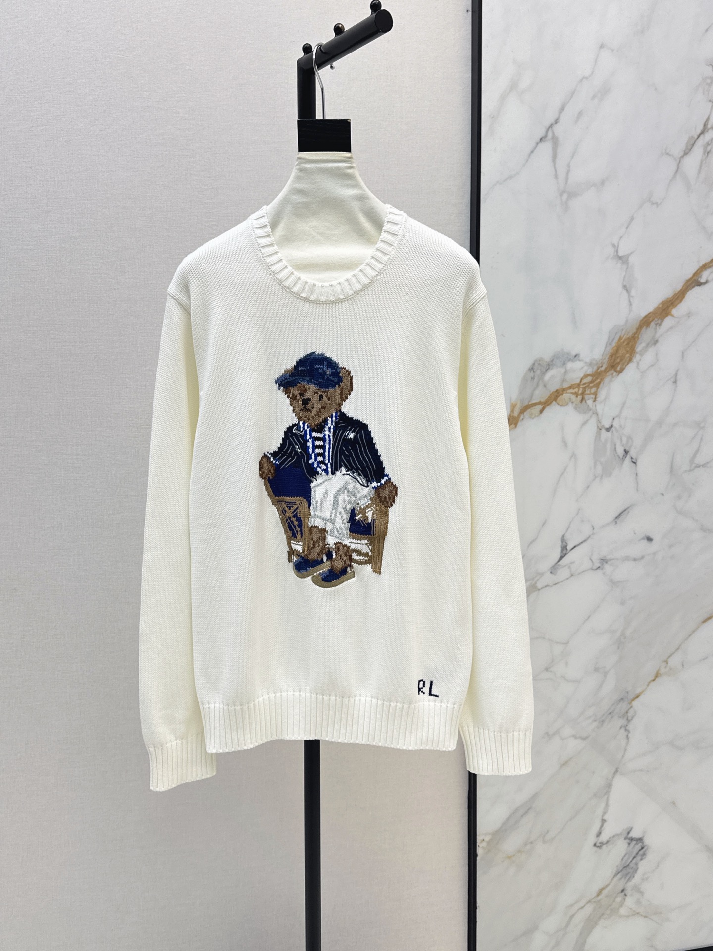 NO:910205,RL 26Ss————Early Autumn’s latest strong American style bear sweater for men and women wearing striped suits with hand hook pattern. Classic H loose version. Quality control is a must. Imported pure cotton yarn texture is invincible. Intarsia bear three-dimensional embroidery technology. Pure handmade cross stitch LP letters. Fashionable and refined temperament for younger girls. Childlike and advanced retro casual style. Versatile and easy to match. One color sml, loro piana, sweaters, business suit,19860909RL 26Ss————早秋最新款浓郁美式风男女同款穿条纹西装的小熊毛衣手工勾花图案 经典H宽松版型 品质控必入 进口纯棉纱线质感无敌赞 嵌花小熊立体刺绣工艺 纯手工十字绣法LP字母 减龄少女气质时髦精必入 童趣高级复古随性风 版型百搭不挑人 一色sml,,loro piana,sweaters,business suit,,Women's clothing