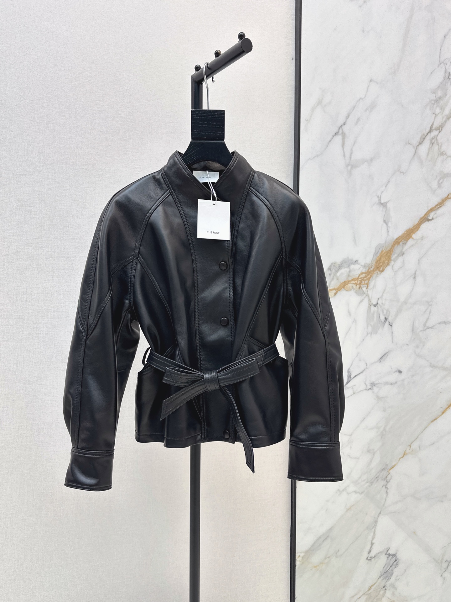 NO:910199,Row 26Ss————The latest retro modern leather jacket in early autumn is a fashionable and cool item for top students. Customized top-grade Turkish imported 100% lambskin fabric. The leather is oily, soft and delicate. The temperament is three-dimensional tailoring. It is designed with a belt. It has a cool and casual lazy style. The temperament is fashionable and high-end. One color ready for sale sml,,jackets & coats,jackets & coats,leather jacket,sheepskin,19860909Row 26Ss————早秋最新款复古摩登夹克皮衣外套时髦尖子生酷飒单品 定制顶级土耳其进口百分百小羊皮面料 皮质肉感油润柔软又细腻 气质立体剪裁 搭配腰带设计 又A又飒随性的慵懒风 气质时髦又高级 一色现货发售sml,,jackets & coats,jackets & coats,leather jacket,sheepskin,,Women's clothing
