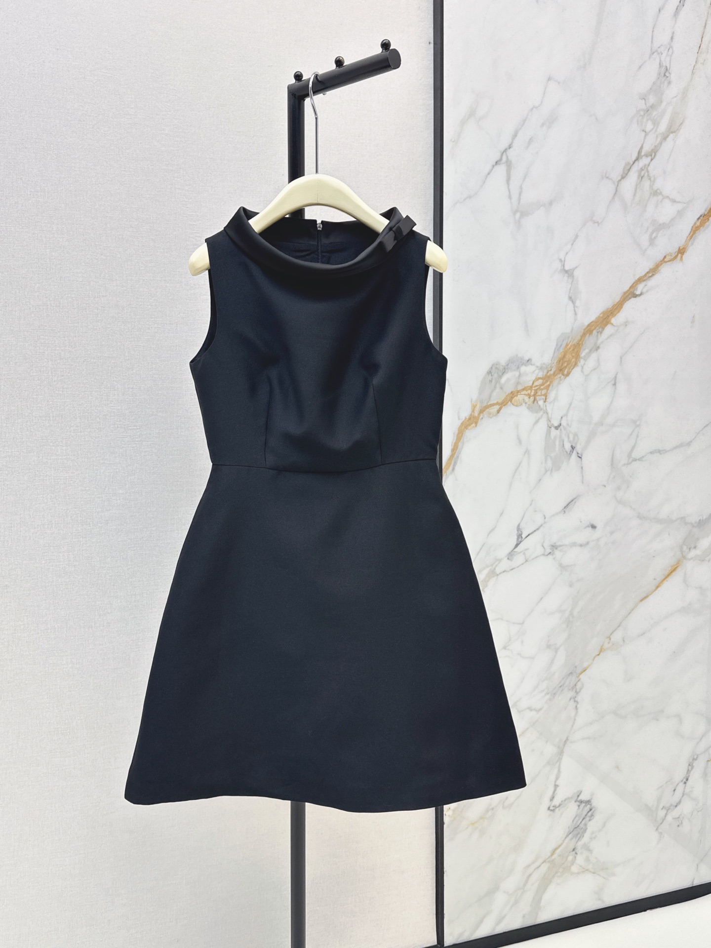 NO:910195,Fashionable small design 26Ss————The latest classic retro Hepburn style sleeveless waist A-line dress for spring and summer. The upper body is three-dimensional and the waist is cut to fit the waistline. It heightens the body proportions and neatly shows the length of the legs. The invisible zipper on the back is easy to put on and take off. It can be easily controlled in daily or light formal occasions. Full marks for French elegance. Two-color sml,,skirts,19860909时髦小设计 26Ss————春夏最新款经典复古赫本风无袖收腰A字连衣裙上身立体收腰剪裁贴合腰线 拉高身材比例利落显腿长 后背隐形拉链穿脱方便 日常或轻正式场合都能轻松驾驭 法式优雅气质满分 两色sml,,skirts,,Women's clothing