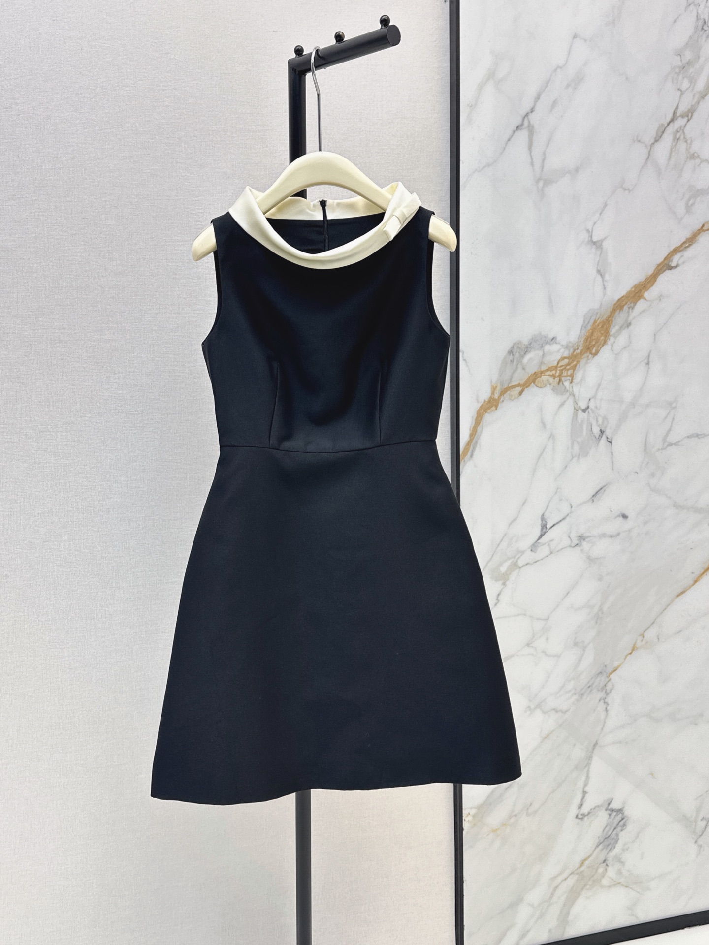 NO:910190,Fashionable design 26Ss————The latest classic retro Hepburn style sleeveless waist A-line dress for spring and summer. The upper body is three-dimensional and the waist is cut to fit the waistline. It heightens the body proportions and neatly shows the length of the legs. The invisible zipper on the back is easy to put on and take off. It can be easily controlled in daily or light formal occasions. Full marks for French elegance. Two-color sml,,skirts,19860909时髦众设计 26Ss————春夏最新款经典复古赫本风无袖收腰A字连衣裙上身立体收腰剪裁贴合腰线 拉高身材比例利落显腿长 后背隐形拉链穿脱方便 日常或轻正式场合都能轻松驾驭 法式优雅气质满分 两色sml,,skirts,,Women's clothing