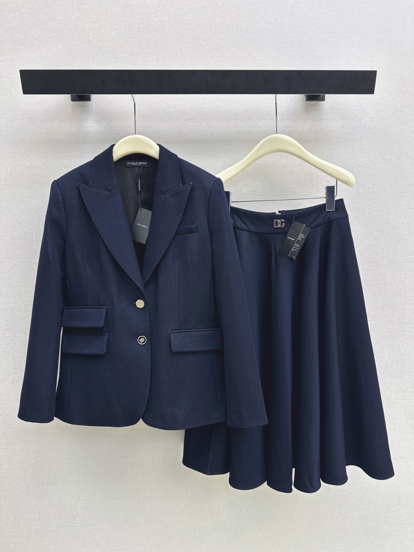 NO:910177,Exclusive first release of DG 26Ss - the latest elegant look suit for early autumn. Navy blue single-breasted blazer + hardware-decorated umbrella-shaped large skirt. Exclusively customized fabric. The navy blue color is very correct. The upper body is very white. The proportion of one set is 1.8 meters. It is high-end and elegant. Fashionable and elegant. It can be used for daily commuting. One color separates sml jackets, skirts, jackets & coats, business suits,19860909独家首发 DG 26Ss————早秋最新款一套优雅Look套装藏青色单排扣西装外套+五金装饰伞状大裙摆半裙 独家定制的面料 藏蓝色颜色很正 上身是很显肤色白的 一套搭配穿出一米八比例感 高级有气质感 时髦又有优雅范 通勤日常皆可 一色分开发 sml 外套,,skirts,jackets & coats,business suit,,Women's clothing
