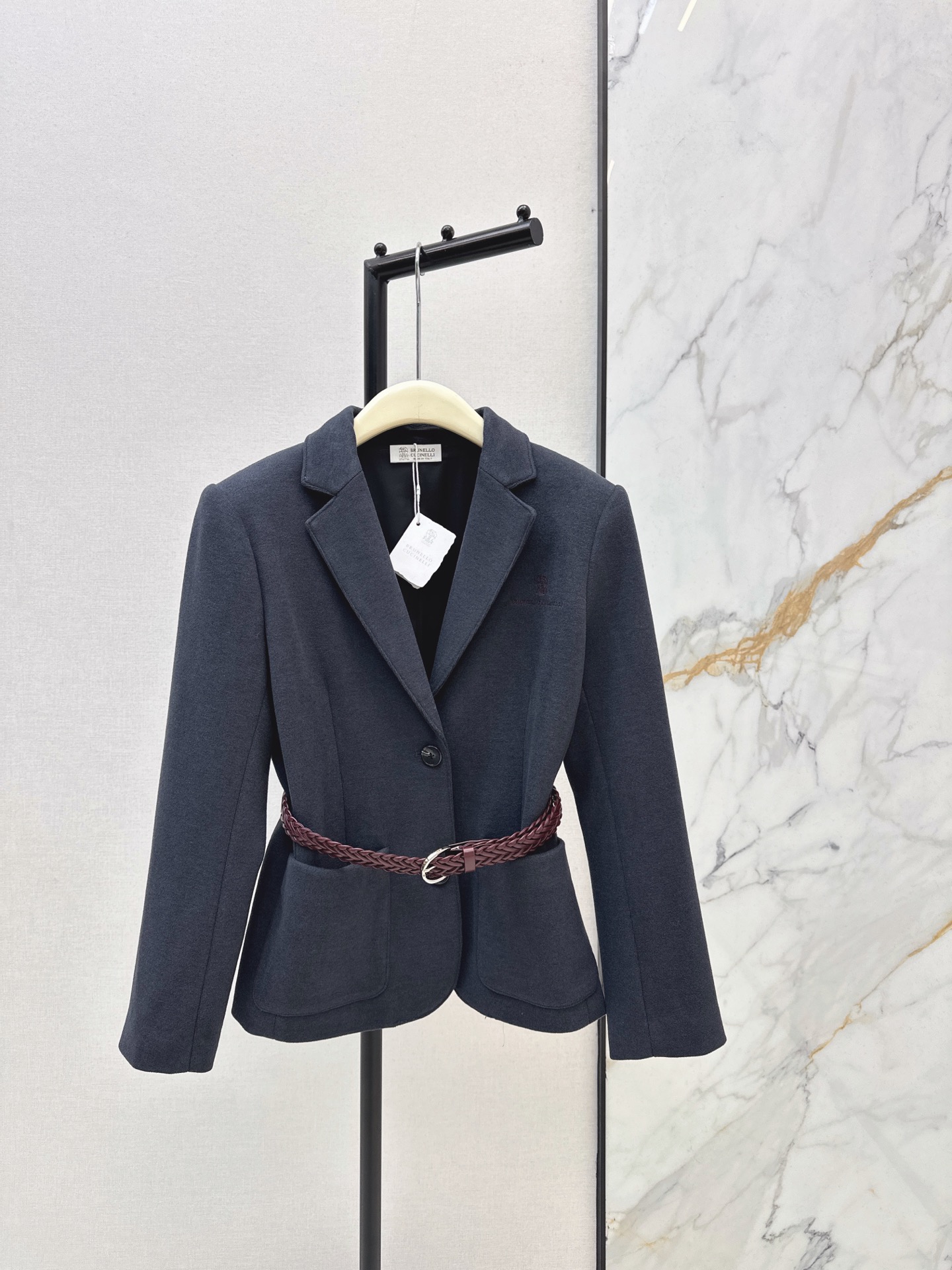 NO:910161,Exclusive debut Bc 26Ss————The latest autumn composite knitted fabric suit jacket for early autumn, the embroidered small letter decoration details are very good. It is matched with a woven belt to enhance the tone. Classic H-shaped tailoring. The casual and commuting design is luxurious and not simple. It is easy to control and interpret different styles. The customized composite fabric has a good texture. Two-color sml,, jackets & coats, business suit,19860909独家首发 Bc 26Ss————早秋最新款秋复合针织面料西装外套刺绣小字母装饰细节很加分 搭配编织腰带提升调性 经典H版型剪裁 休闲通勤设计奢华不简 轻松驾驭演绎不同风格 定制复合面料质感很好 两色sml,,jackets & coats,business suit,,Women's clothing