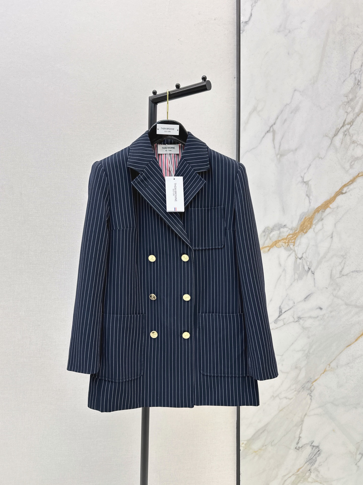 NO:910157,Outfits for transfer students in Seoul: TB 26Ss - the latest silhouette of the early autumn double-breasted suit jacket. The stripes and silhouette fit really well. The lines are smooth, neat and capable. Optimized body proportions. The legs are super long. The transfer students in Seoul have a younger look. They are cool and cool. One color sml silhouette jacket, jackets & coats, business suit,19860909首尔转校生穿搭 TB 26Ss———早秋最新款条廓形双排扣西装外套条纹加上廓形感版型真的很搭 线条感流畅 利落干练 优化身材比例 超级显腿长 首尔转校生减龄感 又痞又飒 一色 sml 廓形外套,,jackets & coats,business suit,,Women's clothing