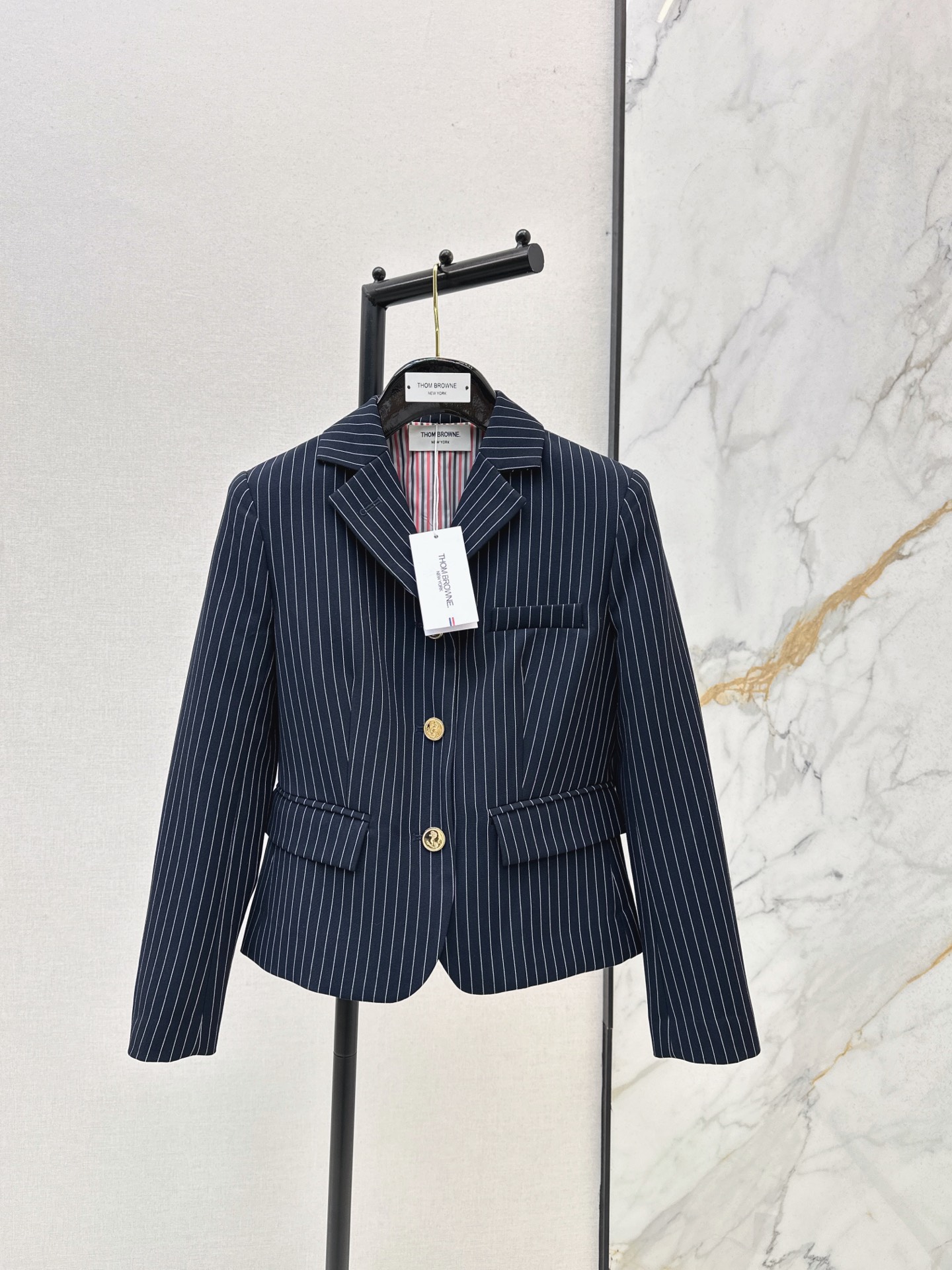 NO:910193,What to wear for transfer students in Seoul: TB 26Ss - the latest single-breasted short blazer in early autumn. The stripes and slim fit really go well with it. The lines are smooth, clean and capable, and the proportions of the body are optimized. The legs are super long. The transfer students in Seoul have a younger look. They are cool and cool. One color sml,,jackets & coats,business suit,19860909首尔转校生穿搭 TB 26Ss———早秋最新款单排扣小短款西装外套条纹加上修身版型真的很搭 线条感流畅 利落干练 优化身材比例 超级显腿长 首尔转校生减龄感 又痞又飒 一色 sml,,jackets & coats,business suit,,Women's clothing