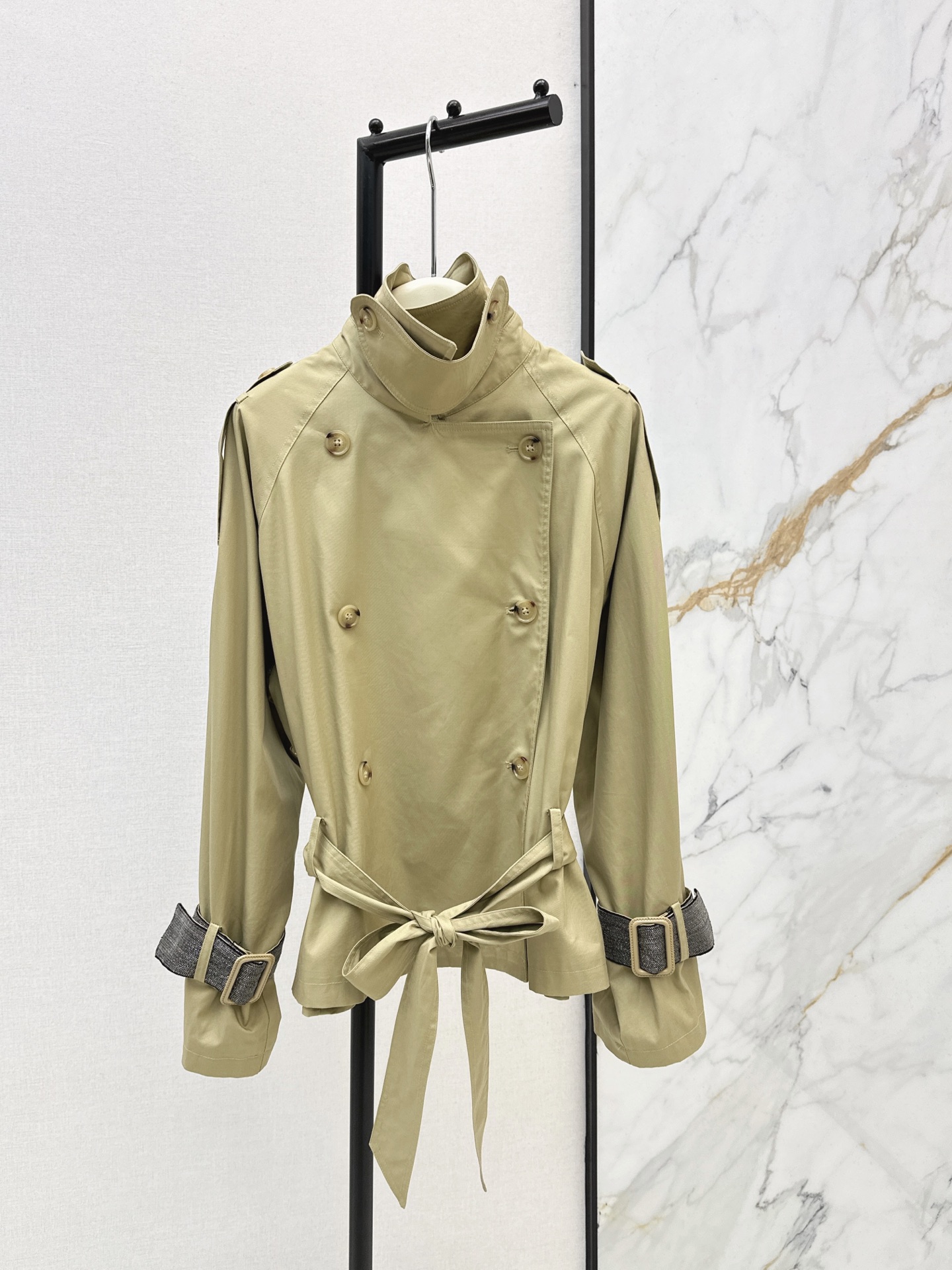 NO:910188,Italian minimalist style Bc 26Ss————The latest short windbreaker jacket in early autumn is lazy and fashionable. The classic silhouette is cut just right, giving full play to the sense of atmosphere and quality. It is also very tolerant to the figure. It gives you that rustling feeling when you wear it. One color sml,,jackets & coats,19860909意式极简风 Bc 26Ss————早秋最新款短款风衣外套自带慵懒和时髦 经典廓形的的剪裁刚刚好 将大气和品质感发挥的淋漓尽致 对身材包容性也很强 穿起来就是那种飒飒的感觉 一色sml,,jackets & coats,,Women's clothing